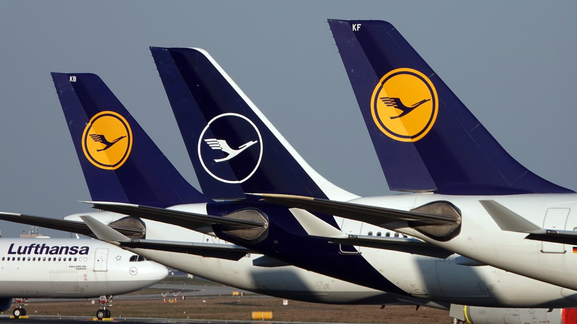 epa09050635 (FILE) Lufthansa passenger planes parked at Frankfurt airport&#039;s northern runway in Frankfurt, Germany, 25 March 2020 (reissued 04 March 2021). Lufthansa Group in a statement on 04 March 2021 reported a 5.5 billion euro operating loss in 2020, mostly due to the ongoing coronavirus Covid-19 pandemic.  EPA/MAURITZ ANTIN *** Local Caption *** 56475375