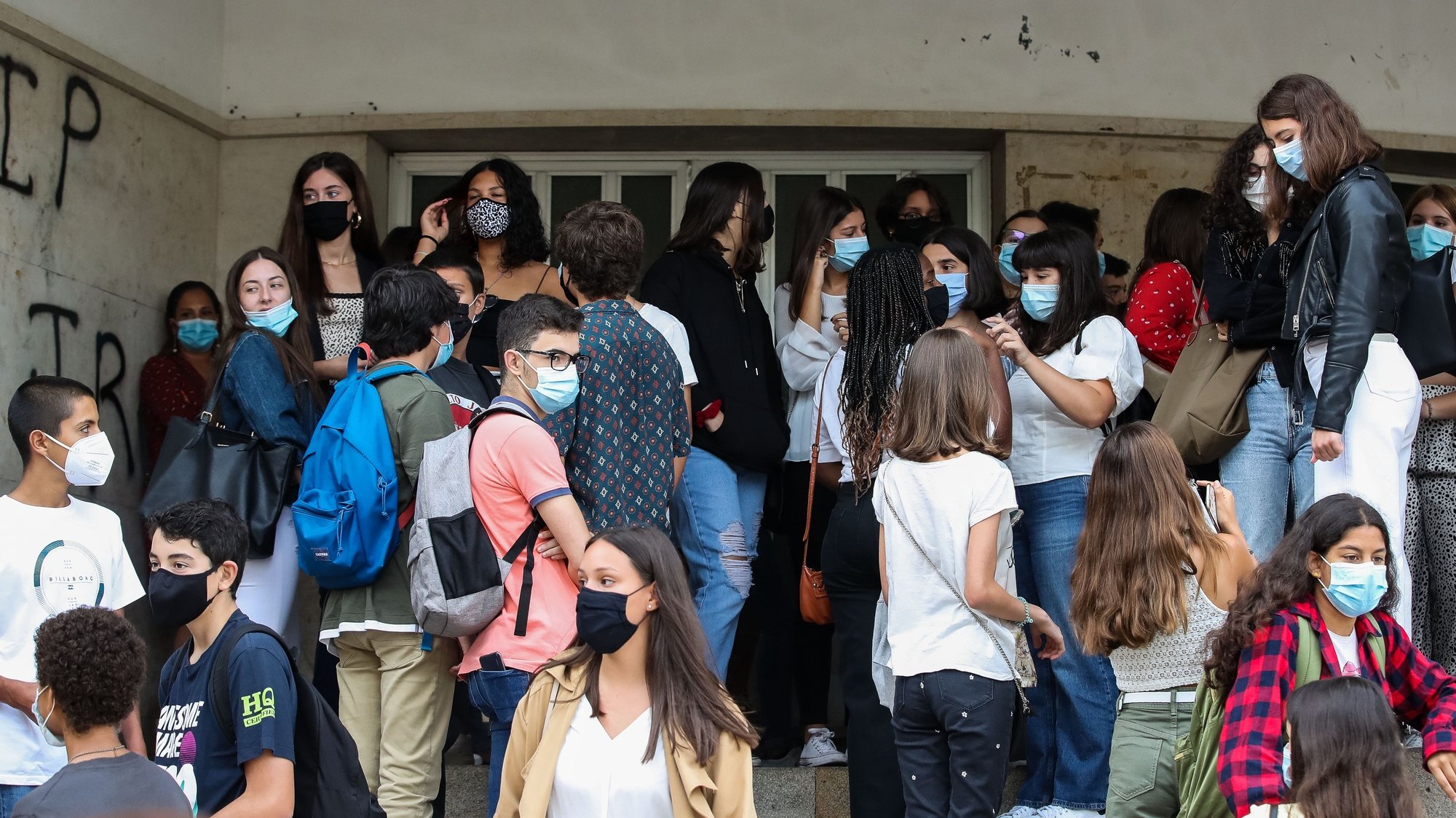 Alunos juntam-se à porta da Escola Secundária José Falcão, no dia que assinala o regresso às aulas, com as regras em contexto de pandemia, Coimbra, 17 de setembro de 2020. PAULO NOVAIS/LUSA