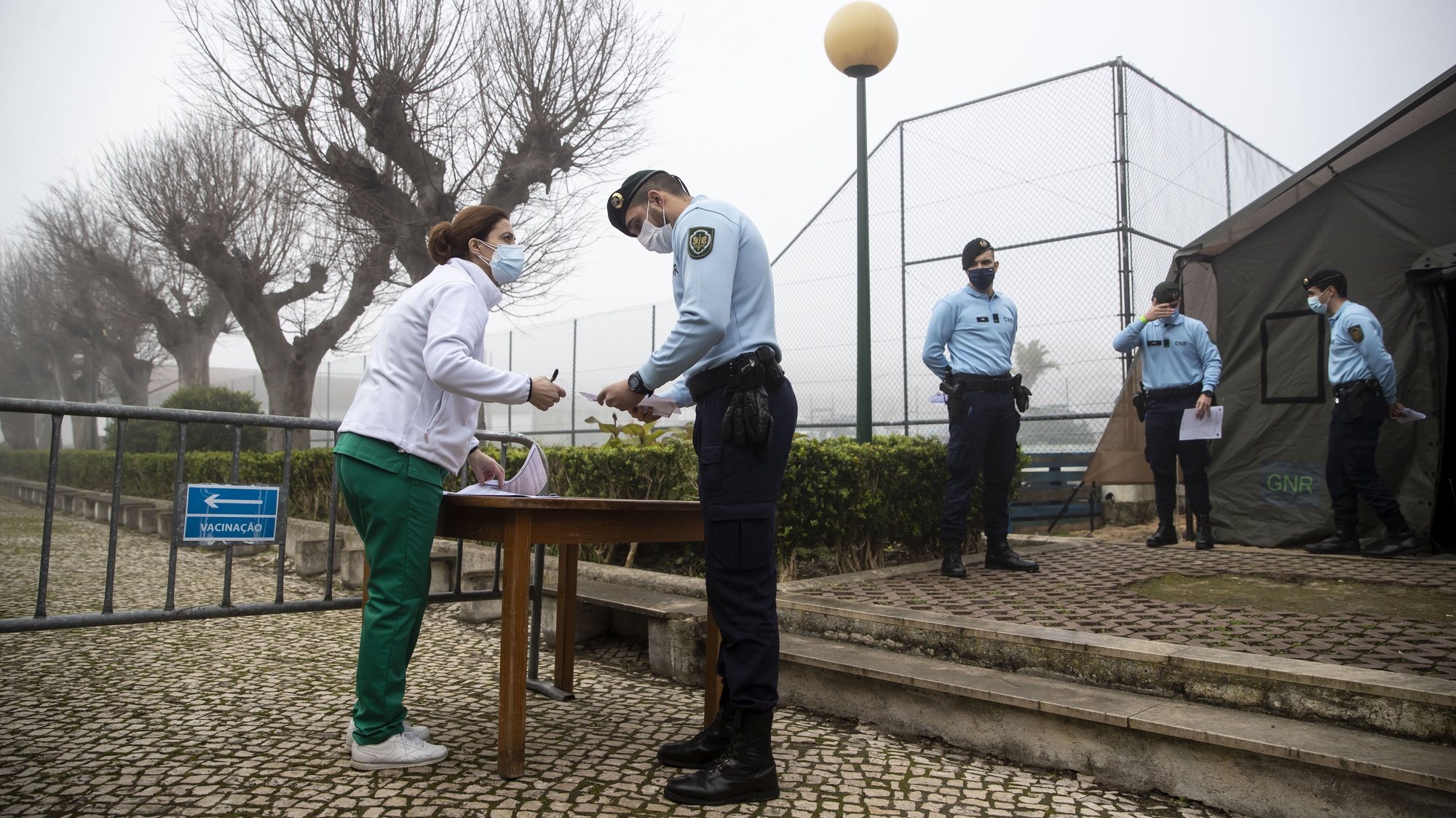 Militares da Guarda Nacional Republicana aguardam para receber a vacina contra a Covid19, no Quartel de Conde de Lipe, em Lisboa, 13 de fevereiro de 2021. JOSÉ SENA GOULÃO/LUSA