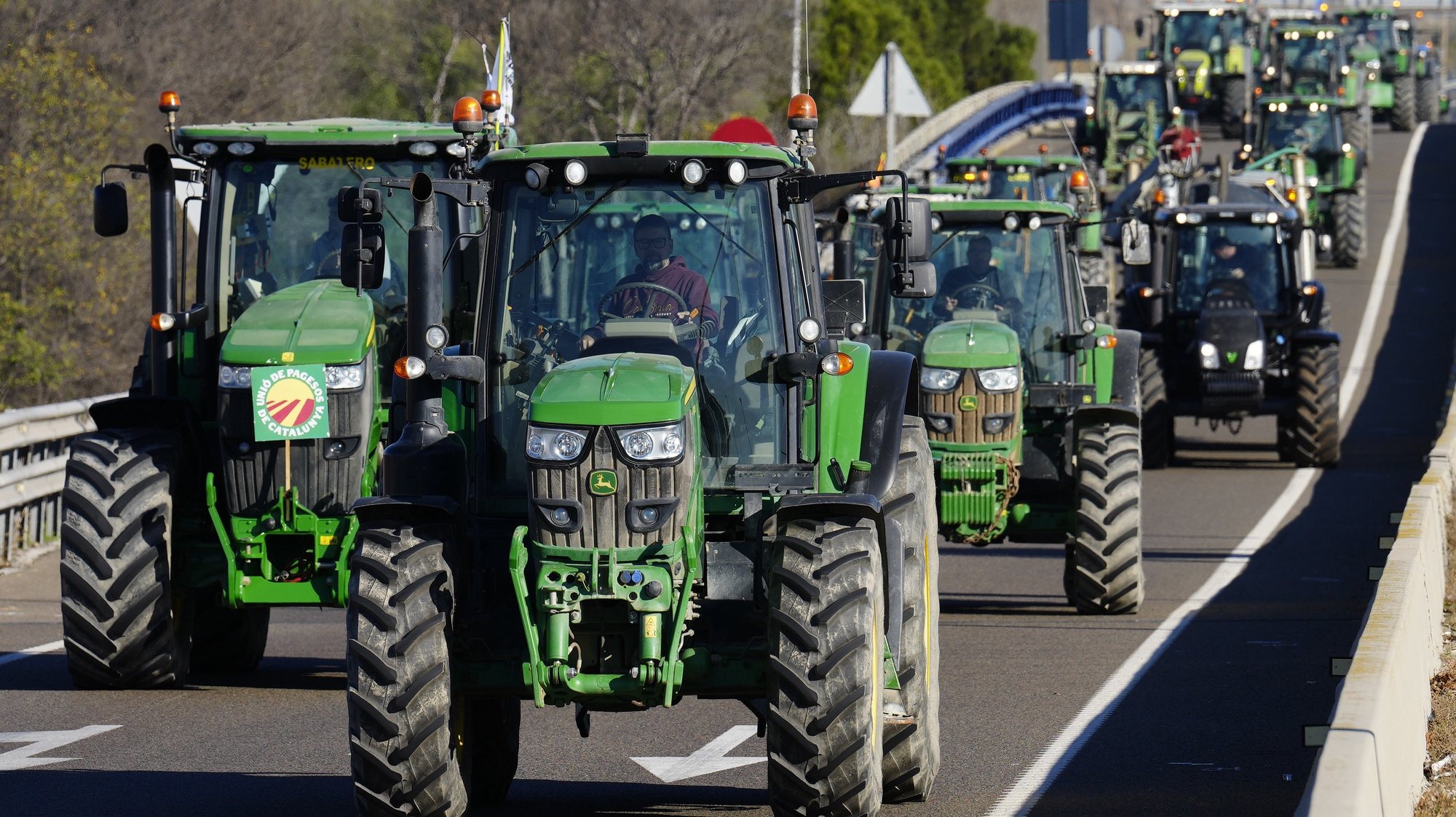 epa11149493 Farmers with their tractors block the highway to the Tarragona&#039;s Port during the eighth day of protests by farmers in Tarragona , Spain on 13 February 2024. Farmers protest against green measures planned by the EU, in defense of fairer trade agreements and for aid to deal with any crisis like drought that affects the sector nowadays.  EPA/Enric Fontcuberta