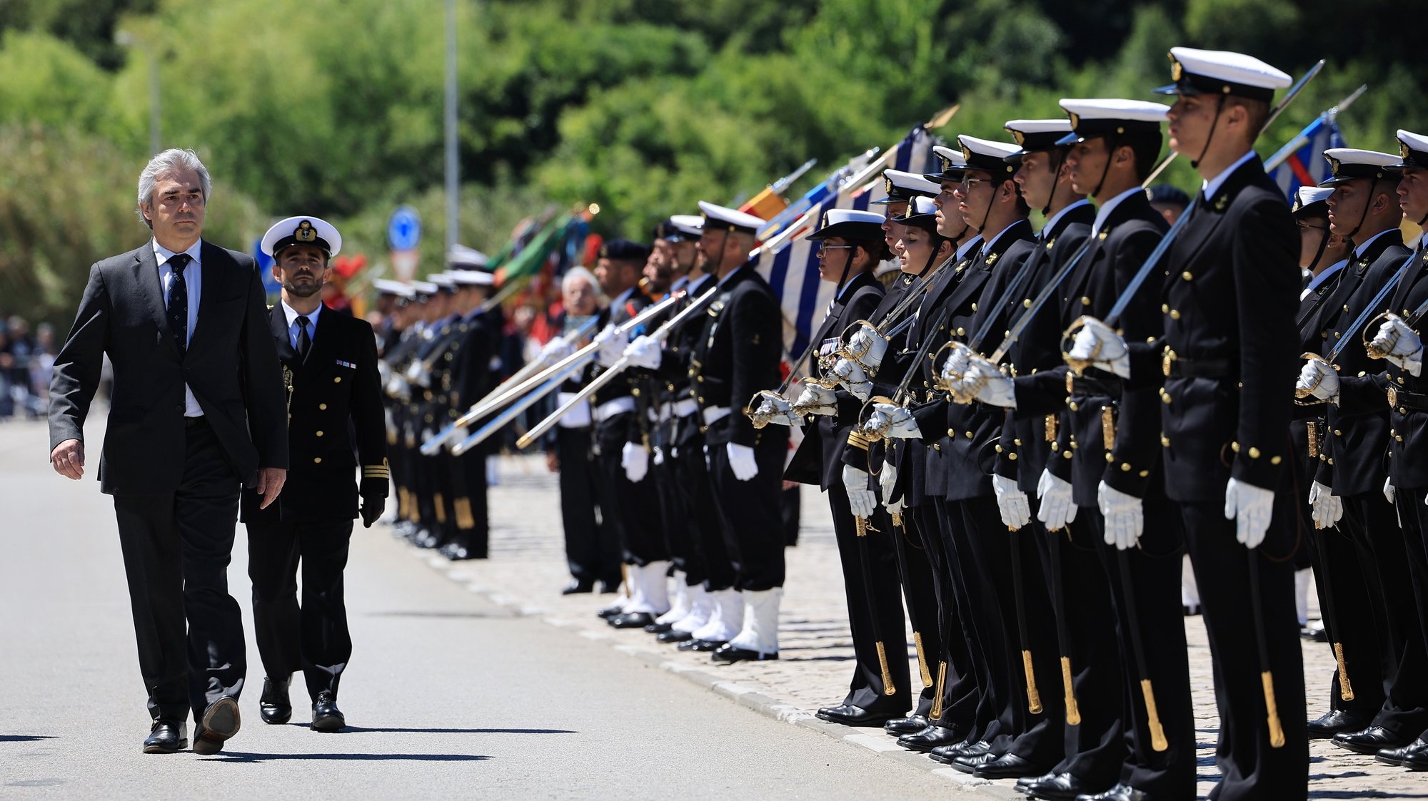 O ministro da Defesa Nacional, Nuno Melo (E), faz a revista às tropas durante a cerimónia militar inserida nas comemorações do Dia da Marinha em Aveiro, 19 de maio de 2024. ESTELA SILVA/LUSA