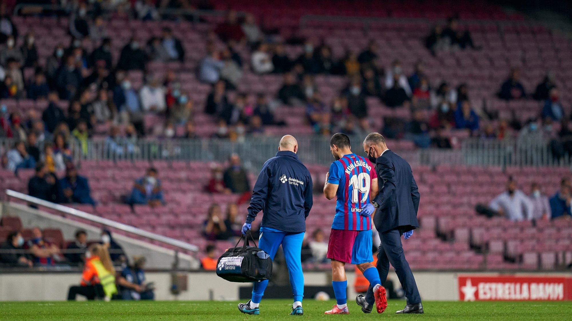 Kun Agüero provocou um susto ainda na primeira parte do jogo com o Alavés em Camp Nou, tendo sido transportado ao Hospital de Barcelona