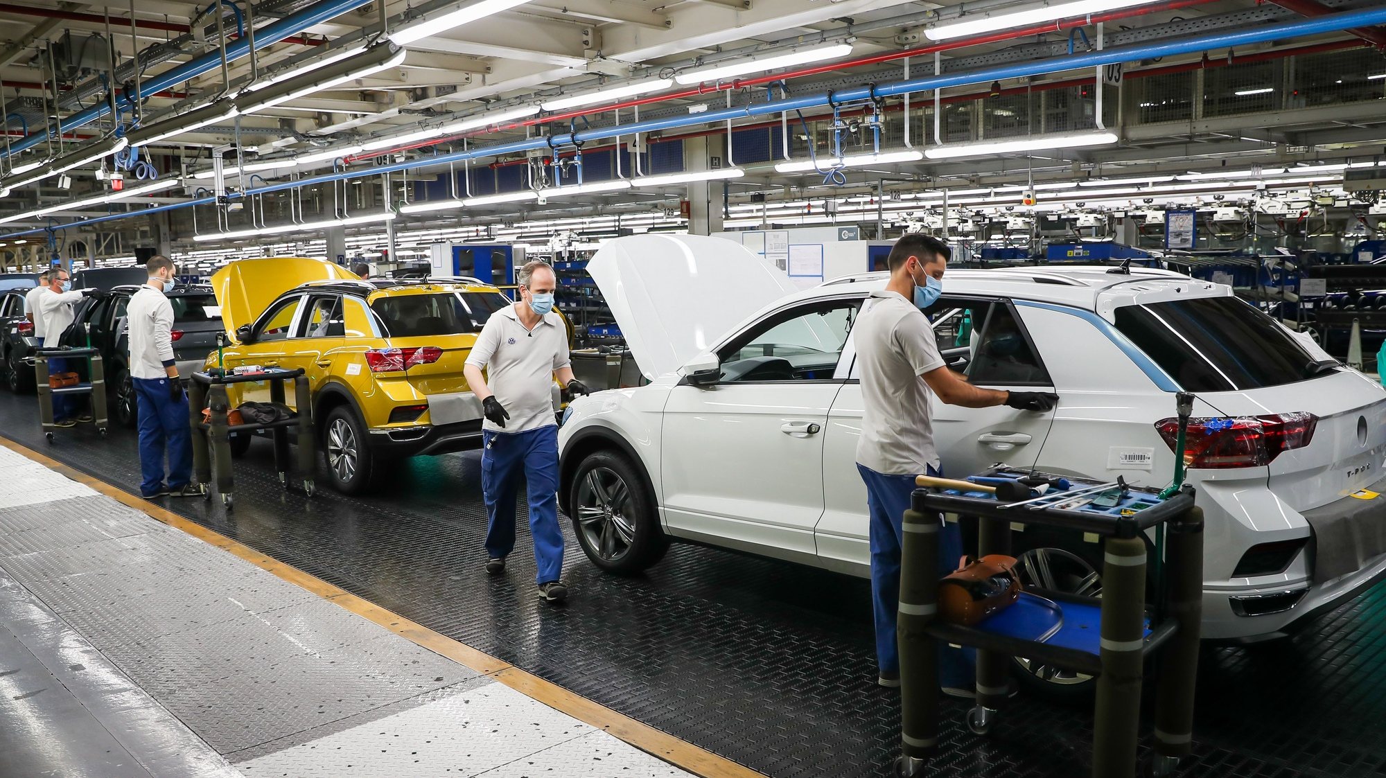 Funcionários da Autoeuropa trabalham na construção do Volkswagen T-Roc na fábrica da Autoeuropa, em Palmela, 13 de maio de 2020. JOSÉ SENA GOULÃO/LUSA