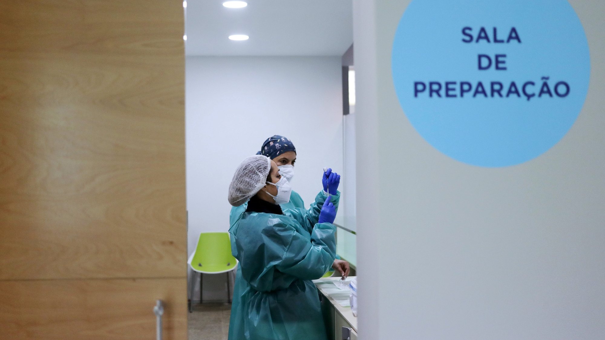 Preparação da vacina no Centro de Vacinação Covid-19 da Maia, na junta da freguesia do Castêlo da Maia, Gemunde, 23 de fevereiro de 2021. ESTELA SILVA/LUSA