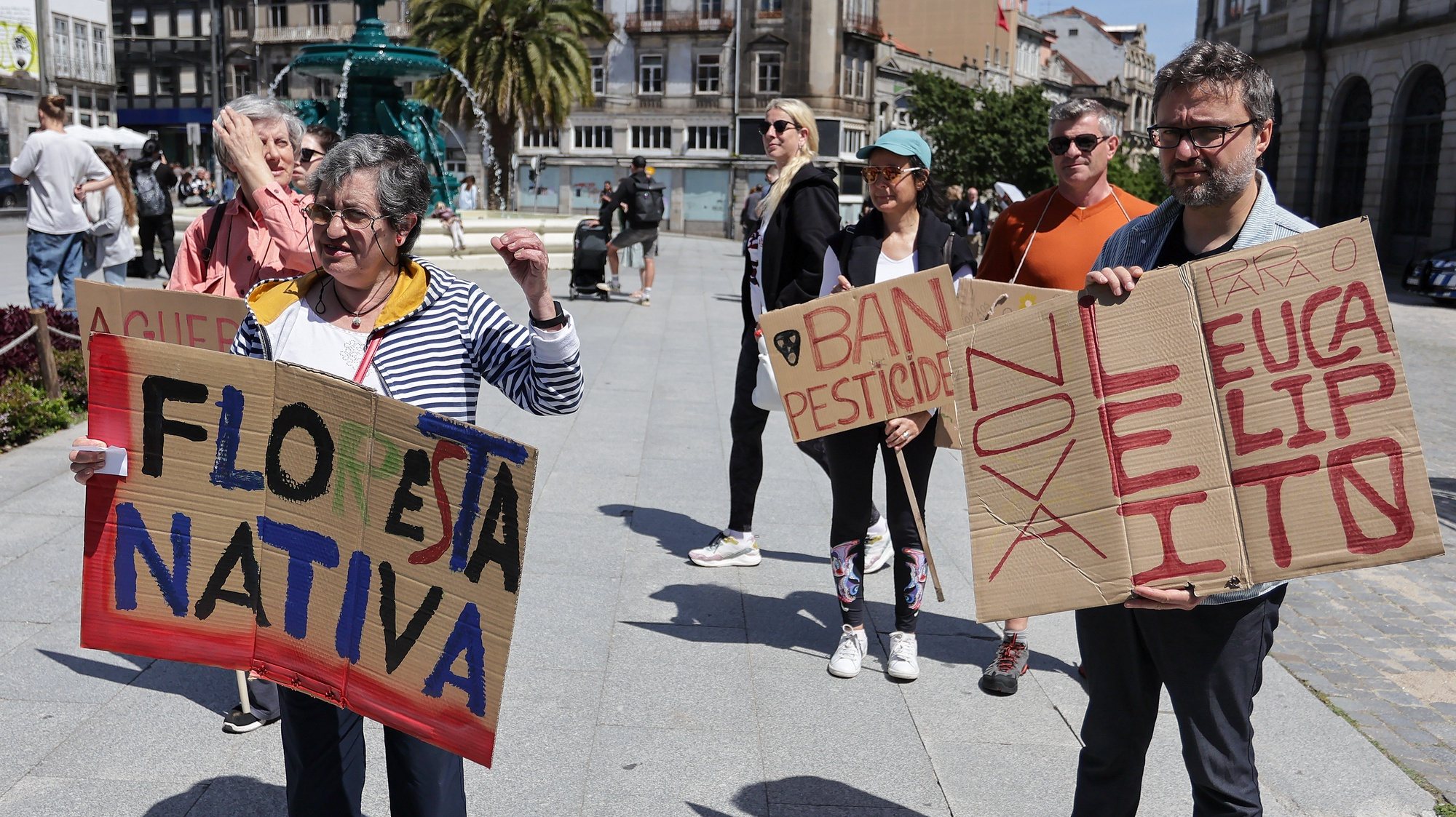 Ativistas ambientais participam na “Marcha Pela Biodiversidade”, promovida pela BioPorto - Grupo de Ação Ambiental, no Porto, 26 de maio de 2024. MANUEL FERNANDO ARAÚJO/LUSA
