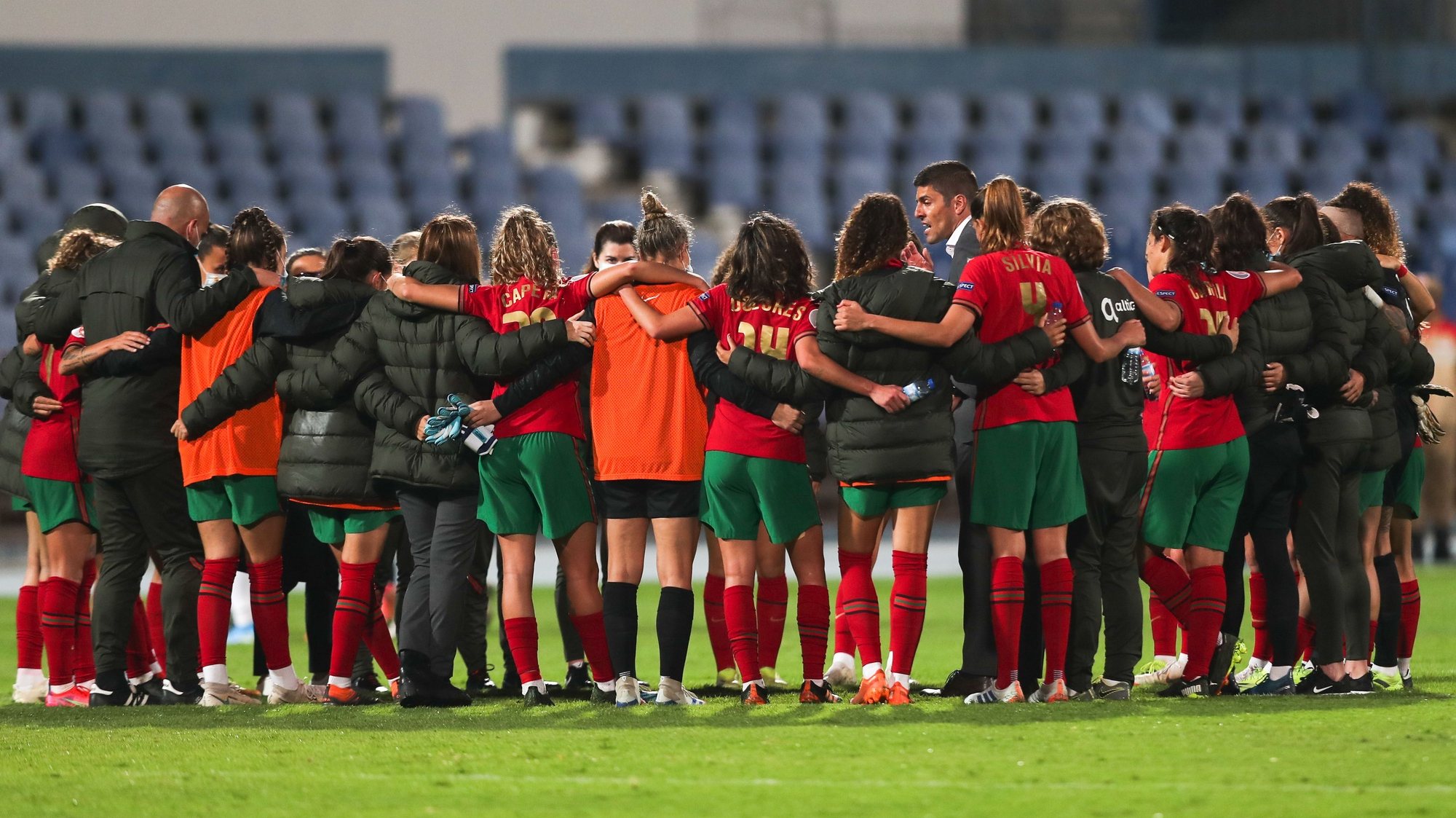 Portugal&#039;s head coach Francisco Neto talks the her players in the end of UEFA Women&#039;s EURO play-off match against Portugal at Restelo Stadium in Lisbon, 9 of April 2021. MIGUEL A. LOPES/LUSA