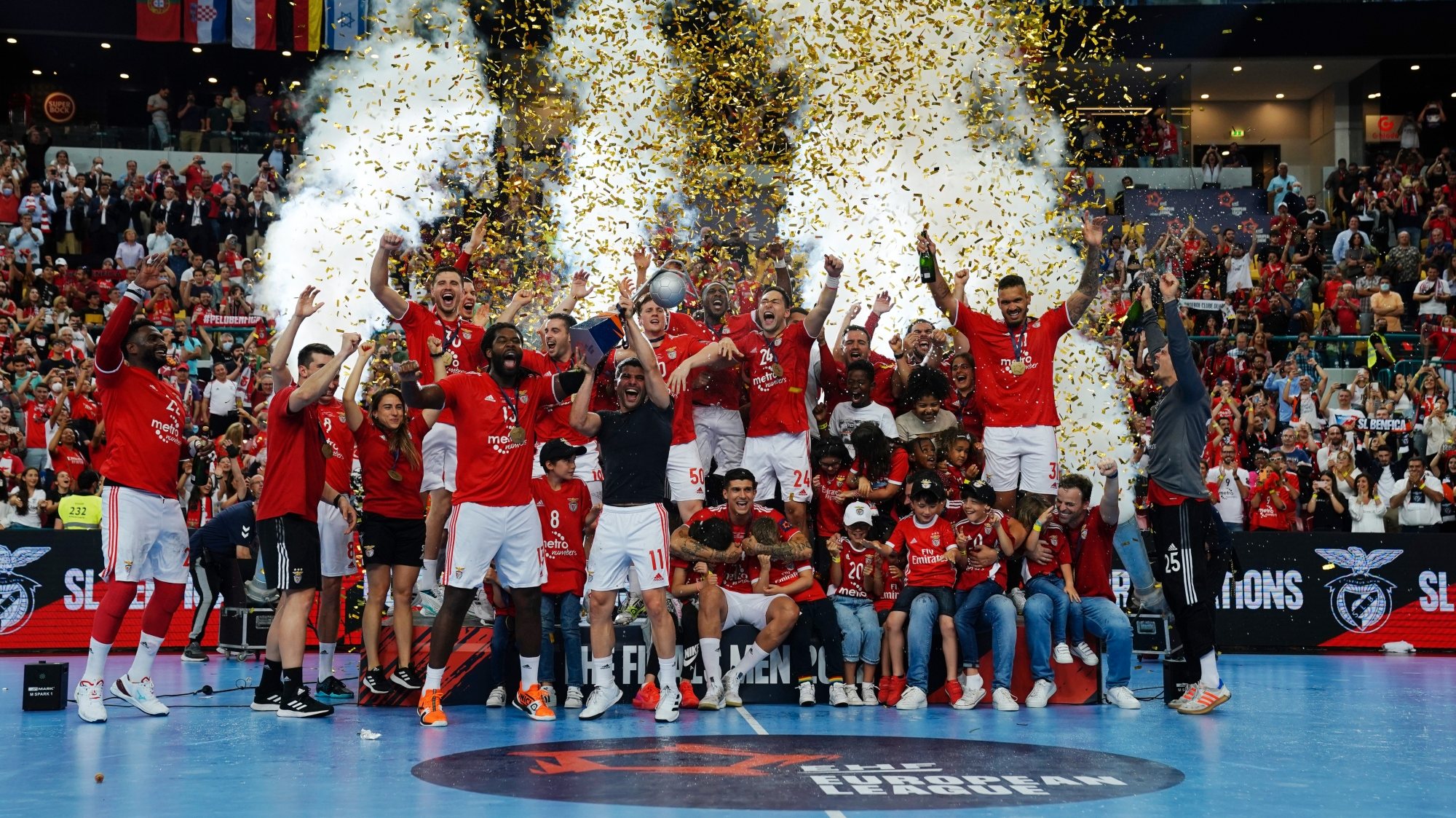 Benfica contou com um ambiente frenético no Altice Arena para fazer história e ser a primeira equipa portuguesa a ganhar a Liga Europeia
