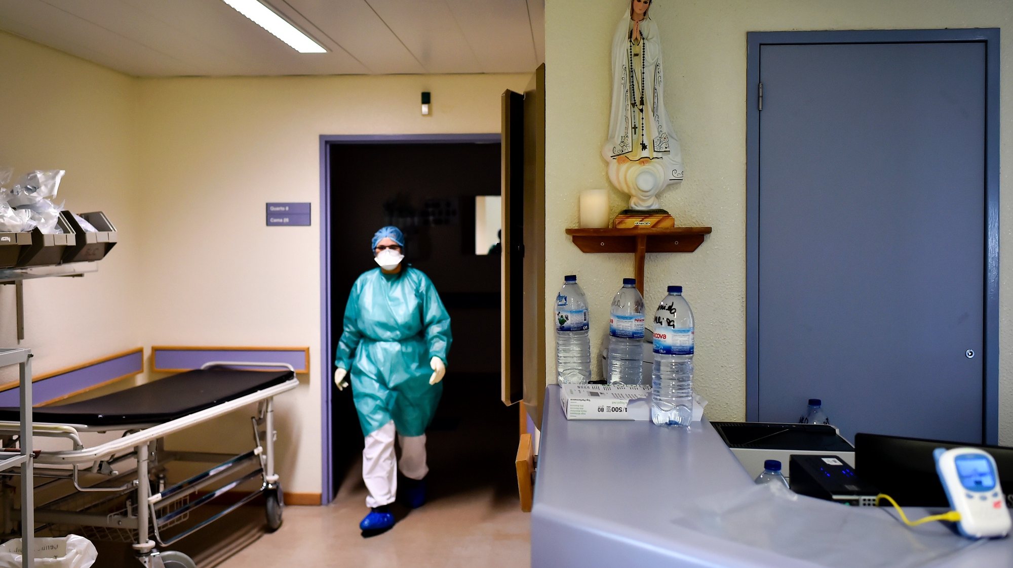 Um operacional de saúde durante o turno de trabalho na enfermaria do piso 7 do Centro Hospitalar Tondela Viseu (CHTV), dedicado ao tratamento de doentes com covid-19, em Viseu, 09 de março de 2021. (ACOMPANHA TEXTO DA LUSA DO DIA 10 DE MARÇO DE 2021). NUNO ANDRÉ FERREIRA/LUSA