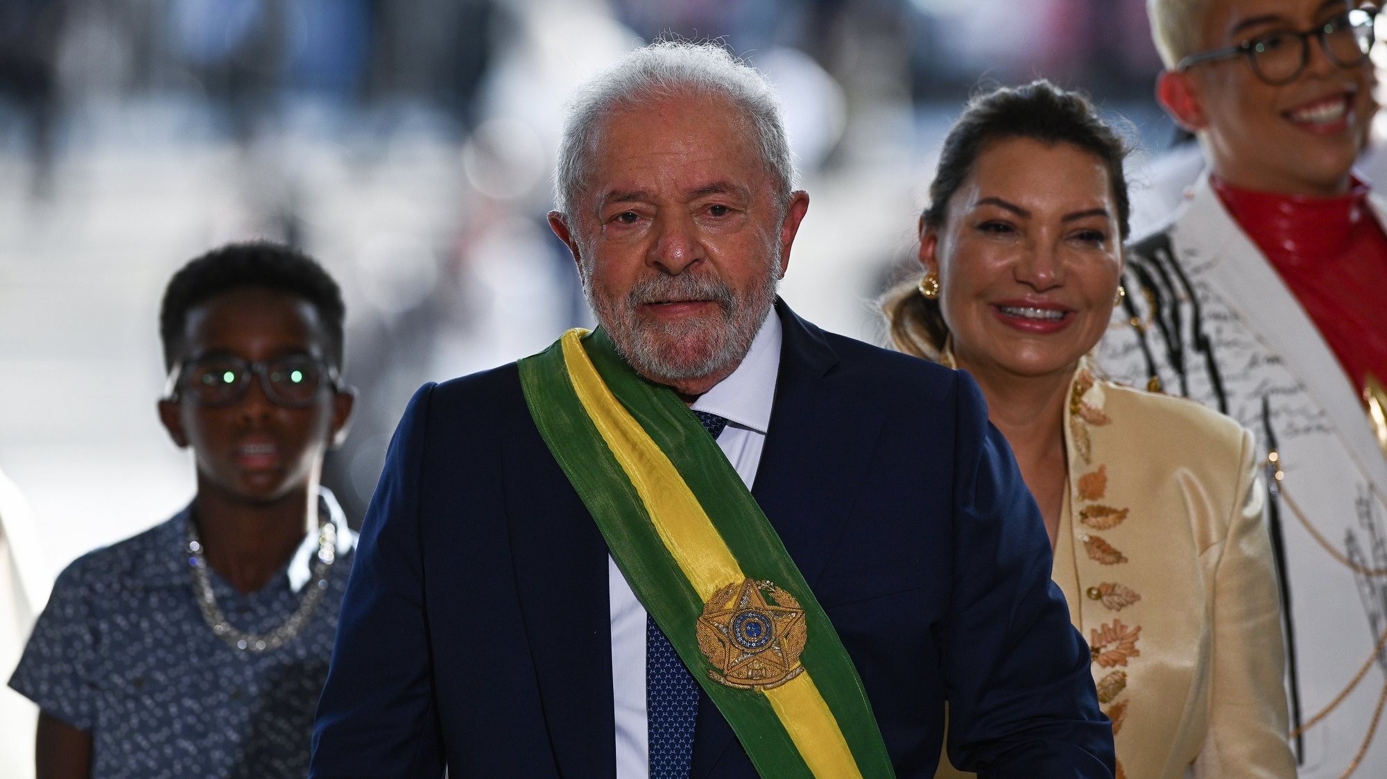 epa10385778 Brazil&#039;s President Luiz Inacio Lula da Silva (C) and First Lady Rosangela da Silva (2-R) react following Lula&#039;s inauguration ceremony in Brasilia, Brazil, 01 January 2023. Lula was sworn in for his third term as President of Brazil after winning the October 2022 general elections.  EPA/Andre Borges