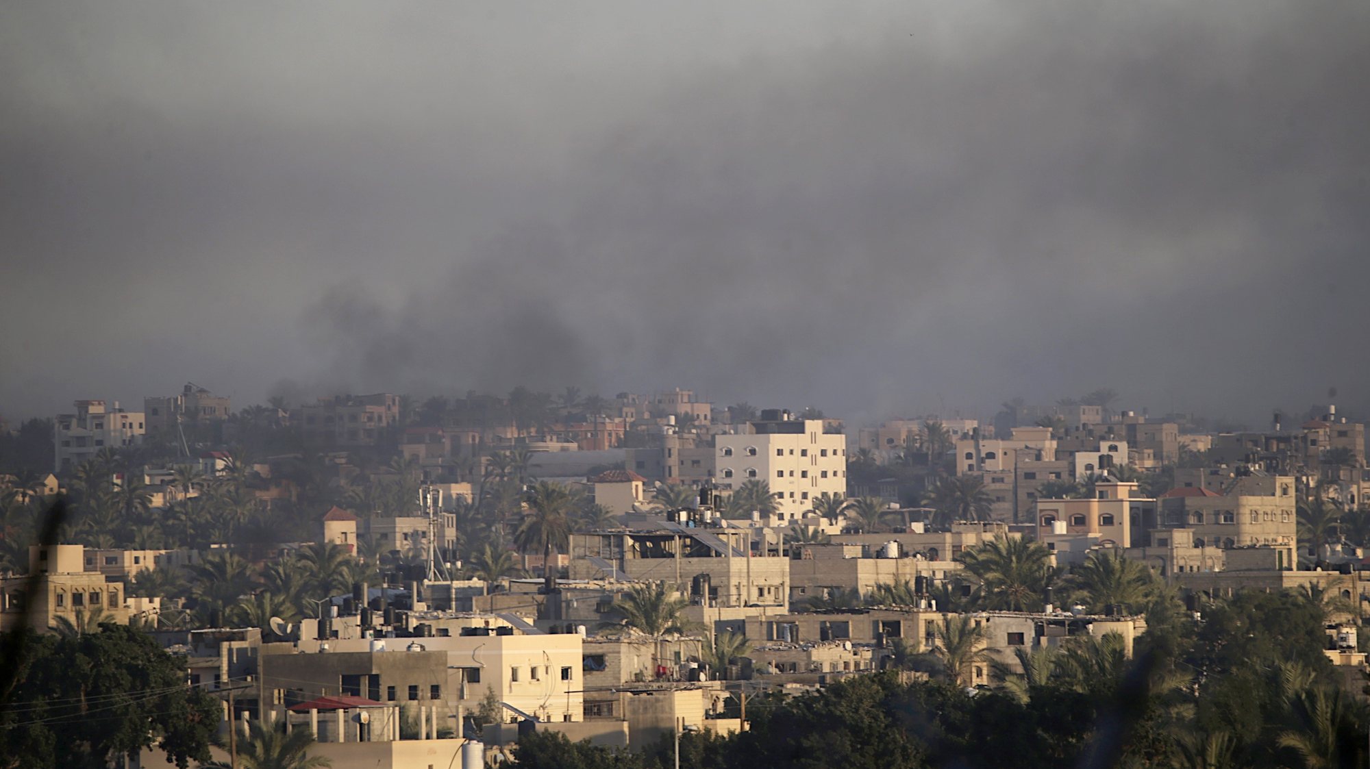 epa11034262 Smoke rises following Israeli air strikes in Khan Younis town southern Gaza strip on, 16 December 2023 (issued 17 December 2023). At least 18,000 Palestinians and at least 1,200 Israelis have been killed, according to the Palestinian Health Ministry and the Israel Defense Forces (IDF), since Hamas militants launched an attack against Israel from the Gaza Strip on 07 October, and the Israeli operations in Gaza and the West Bank which followed it.  EPA/MOHAMMED SABER