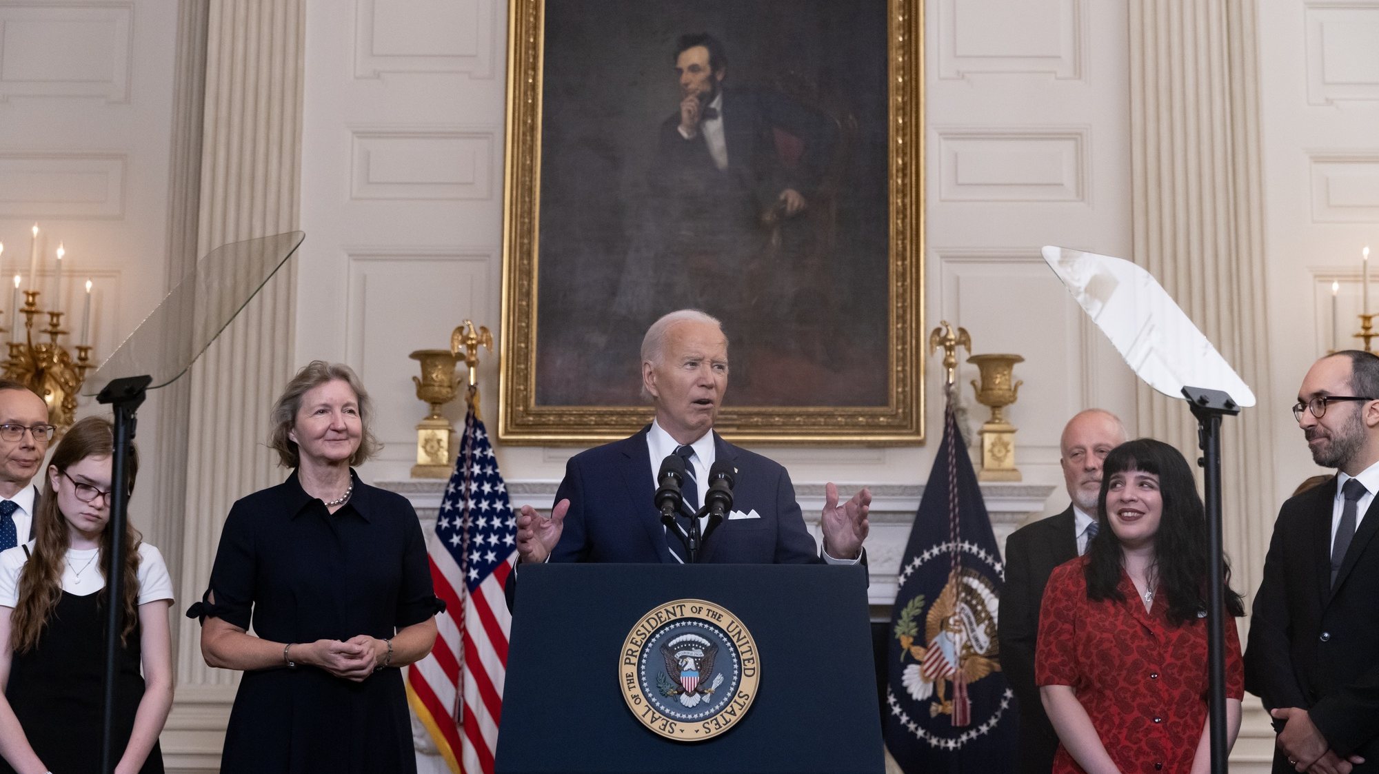 epa11516398 US President Joe Biden (C) speaks on a prisoner swap with Russia, beside family members of freed prisoners, in the State Dining Room of the White House in Washington, DC, USA, 01 August 2024. Russian American journalist Alsu Kurmasheva, the Wall Street Journal reporter Evan Gershkovich, former US Marine Paul Whelan and political dissident Vladimir Kara-Murza are being released as part of a deal with Russia in exchange for a Russian assassin convicted of murder in Germany and others imprisoned in the US and other countries. The exchange includes at least two dozen people, which is the biggest prisoner swap with the West since the Cold War. In this picture (L-R): the family of Alsu Kurmasheva - husband Pavel Butorin, daughter Miriam Butorin, sister of Paul Whelan - Elizabeth Whelan, family of Evan Gershkovich - father Mikhail Gershkovich, sister Danielle Gershkovich and here husband Anthony Huczek.  EPA/MICHAEL REYNOLDS