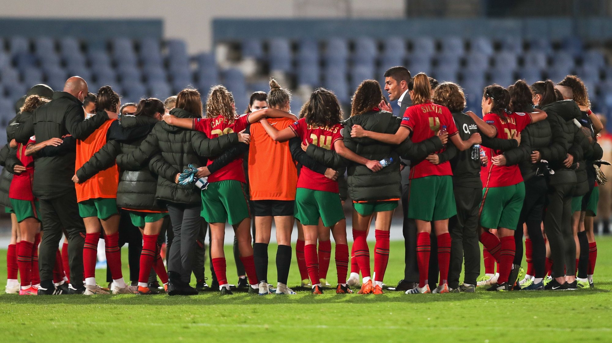 Portugal&#039;s head coach Francisco Neto talks the her players in the end of UEFA Women&#039;s EURO play-off match against Portugal at Restelo Stadium in Lisbon, 9 of April 2021. MIGUEL A. LOPES/LUSA