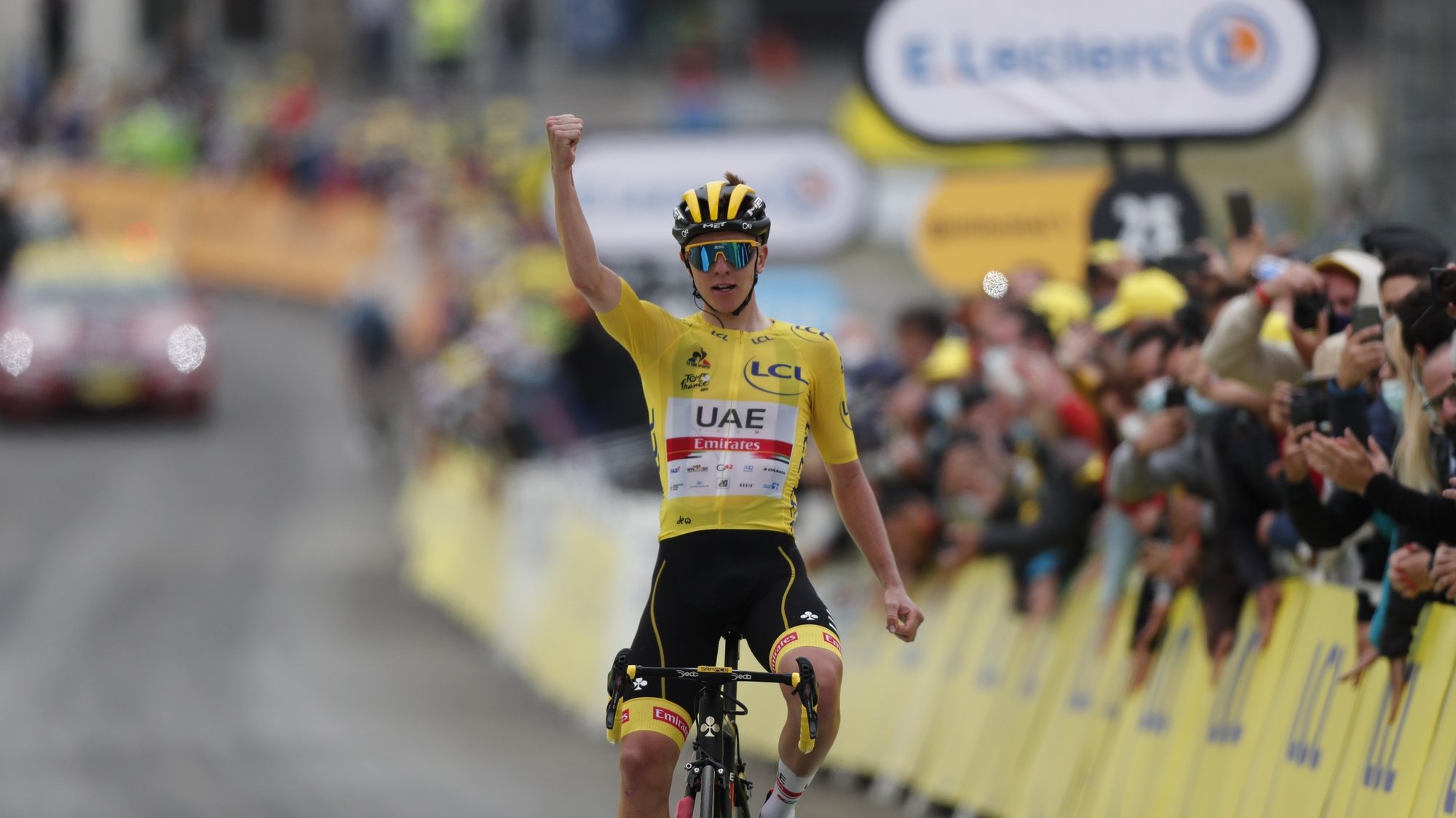 epa09346611 Yellow Jersey Slovenian rider Tadej Pogacar of the UAE-Team Emirates wins the 18th stage of the Tour de France 2021 over 129.7 km from Pau to Luz Ardiden, France, 15 July 2021.  EPA/GUILLAUME HORCAJUELO