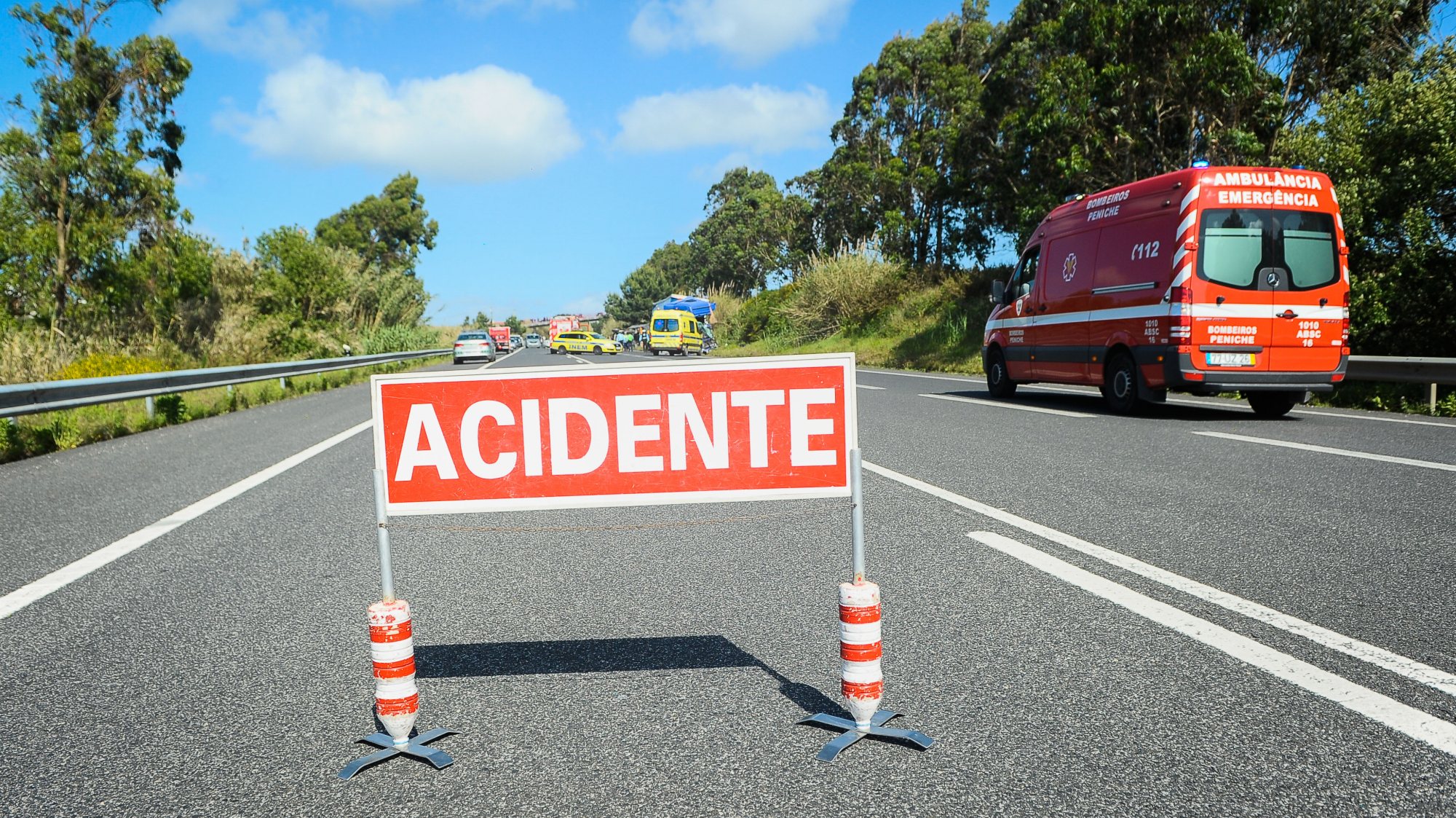 Segundo a fonte, do destacamento de trânsito da GNR de Portalegre, o acidente provocou uma vítima mortal e, pelas 08h10, a estrada ainda estava cortada, por causa tanto da mercadoria derramada como dos veículos acidentados, que ficaram a impedir o trânsito.
