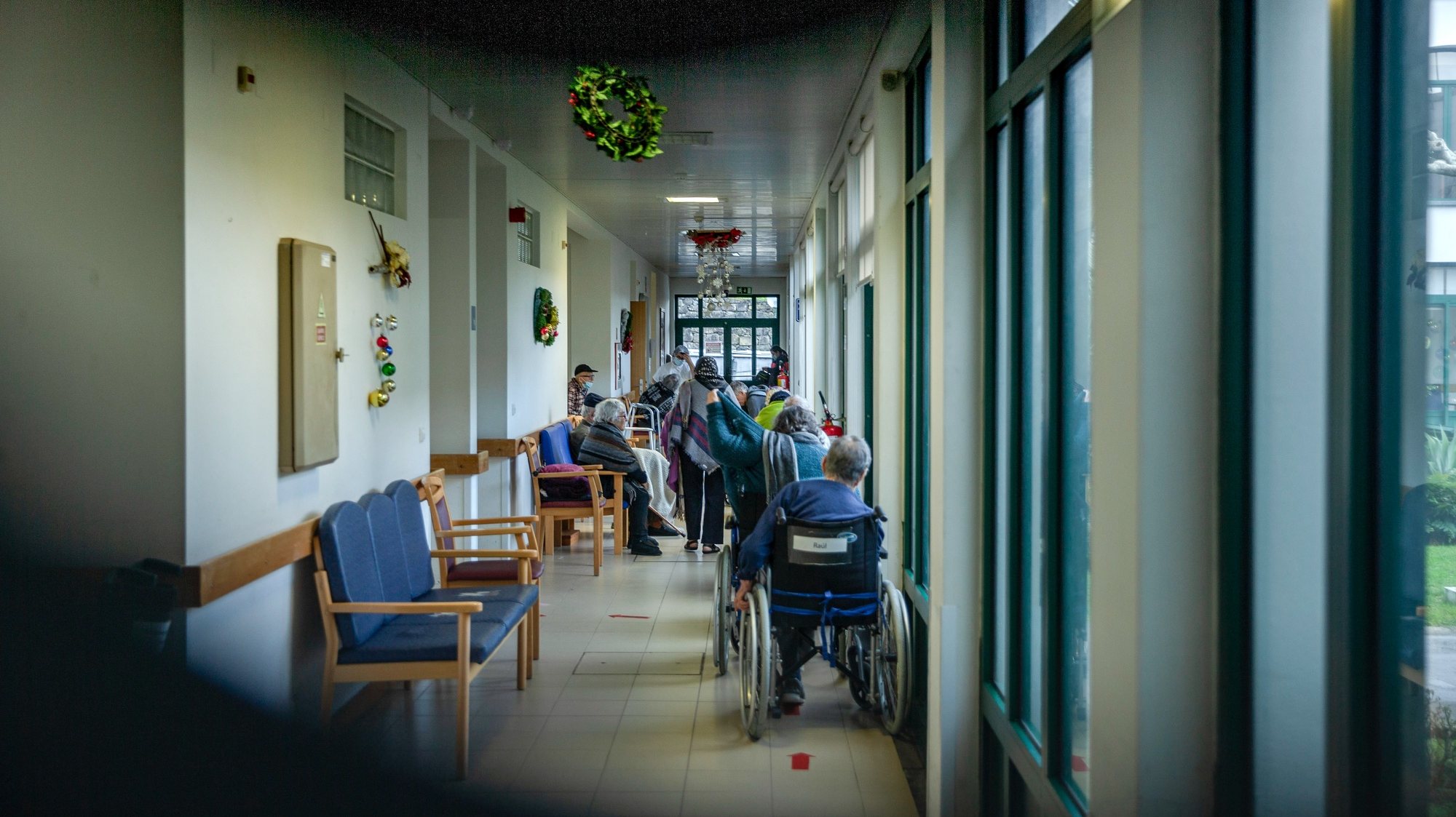 Da janela do quarto, Celeste Soares, de 85 anos, foi assistindo à partida dos utentes do lar que, conforme eram diagnosticados, iam sendo levados