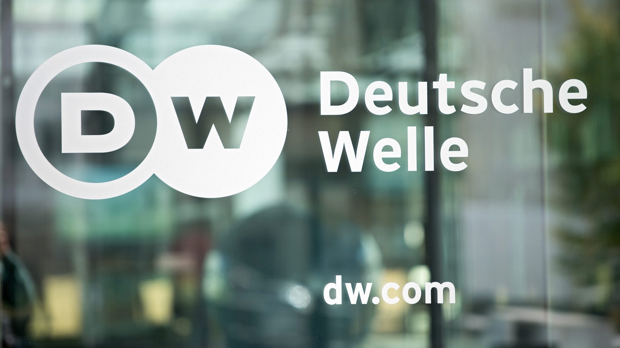 O logotipo da radiotelevisão internacional alemã Deutsche Welle