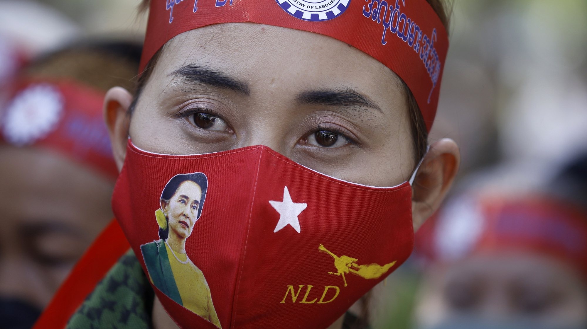 Filho de líder deposta de Myanmar diz que mãe está incomunicável há um ano