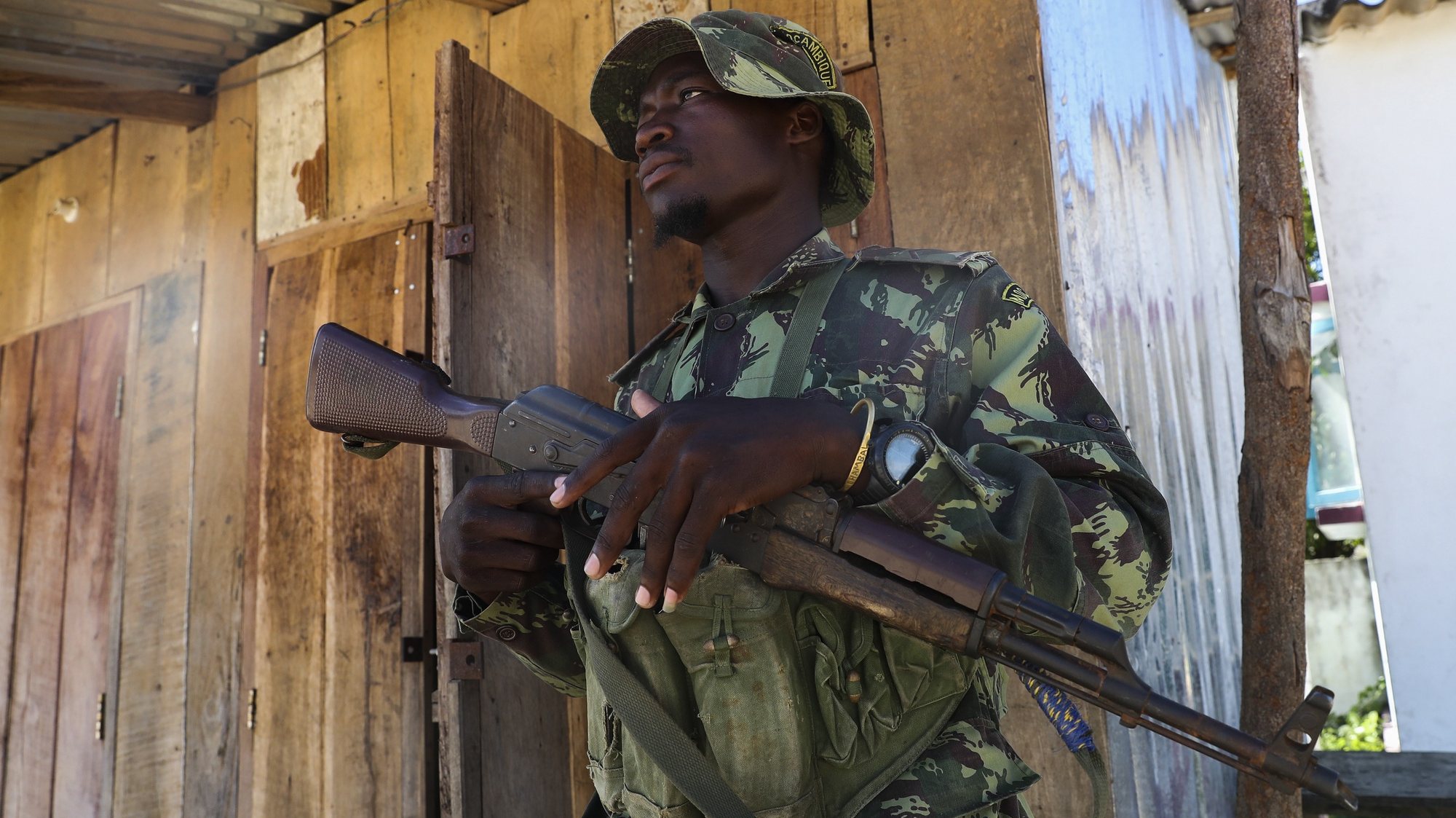 epa09125119 A Mozambique army soldier patrols the streets of Palma, Cabo Delgado, Mozambique, 09 April 2021. The violence unleashed more than three years ago in Cabo Delgado province escalated again about two weeks ago, when armed groups first attacked the town of Palma.  EPA/JOAO RELVAS