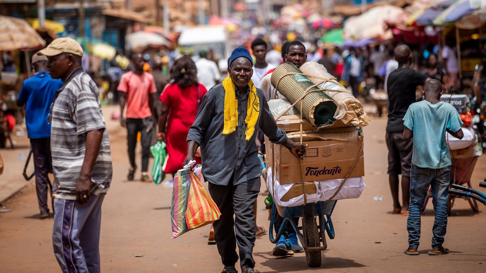 Um homem transporta mercadorias no mercado em Bissau, na Guiné-Bissau