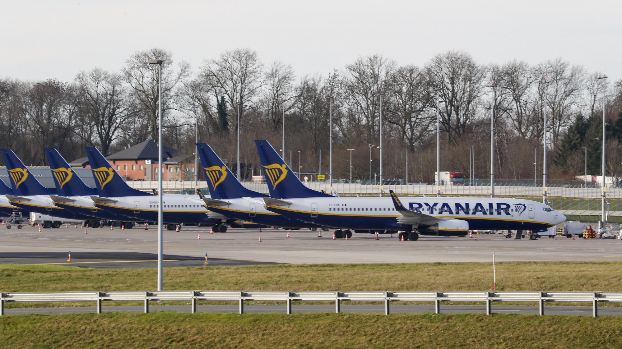 epa10393824 Ryanair airplanes (front airplane tail number EI-EBX) on the tarmac as Ryanair cabin crew based in Belgium are on strike at Brussels south airport in Charleroi, Belgium, 07 January 2023. A second round of strikes by Belgium-based Ryanair cabin crew begins on 07 January and will see 152 flights cut to and from Charleroi airport over the weekend according to the CNE (National Central of Employees) union.  EPA/JULIEN WARNAND
