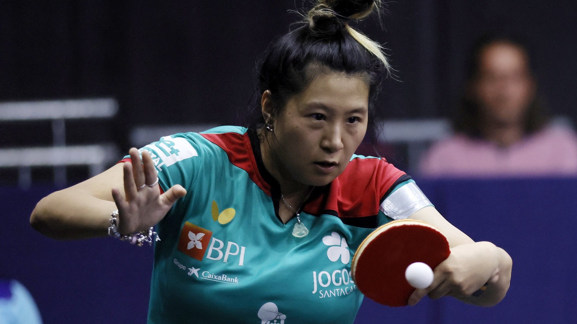 epa10129402 Jieni Shao of Portugal competes against Xiaona Shan of Germany during their table tennis Women’s Singles quarterfinal at the European Championships Munich 2022, in Munich, Germany, 19 August 2022.  EPA/RONALD WITTEK