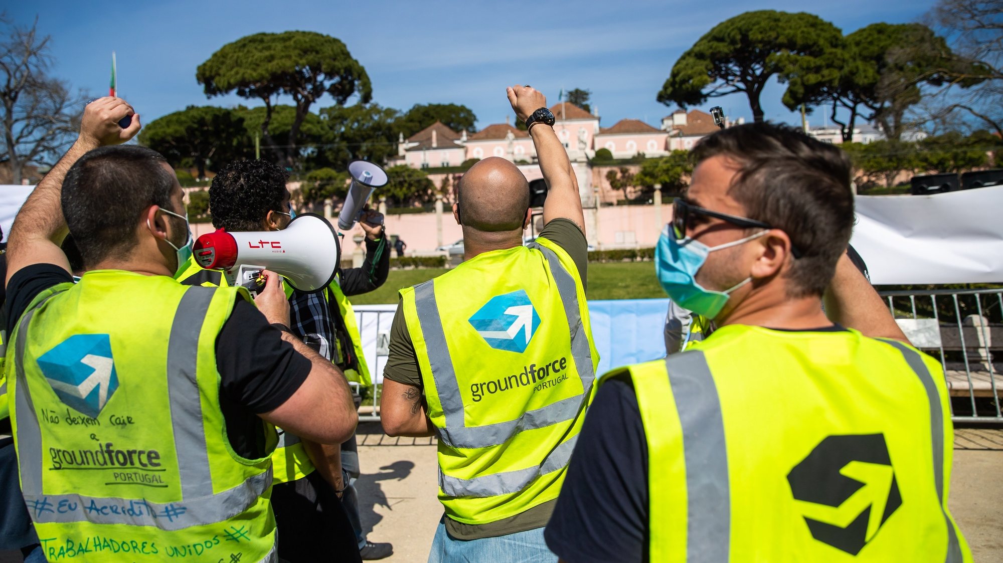 Manifestação de trabalhadores da SPdH/Groundforce Convocada pelo movimento SOS handling, em protesto pelo não pagamento de salários e os despedimentos anunciados, em frente ao Palácio de Belém, em Lisboa, 15 de março de 2021. JOSÉ SENA GOULÃO/LUSA