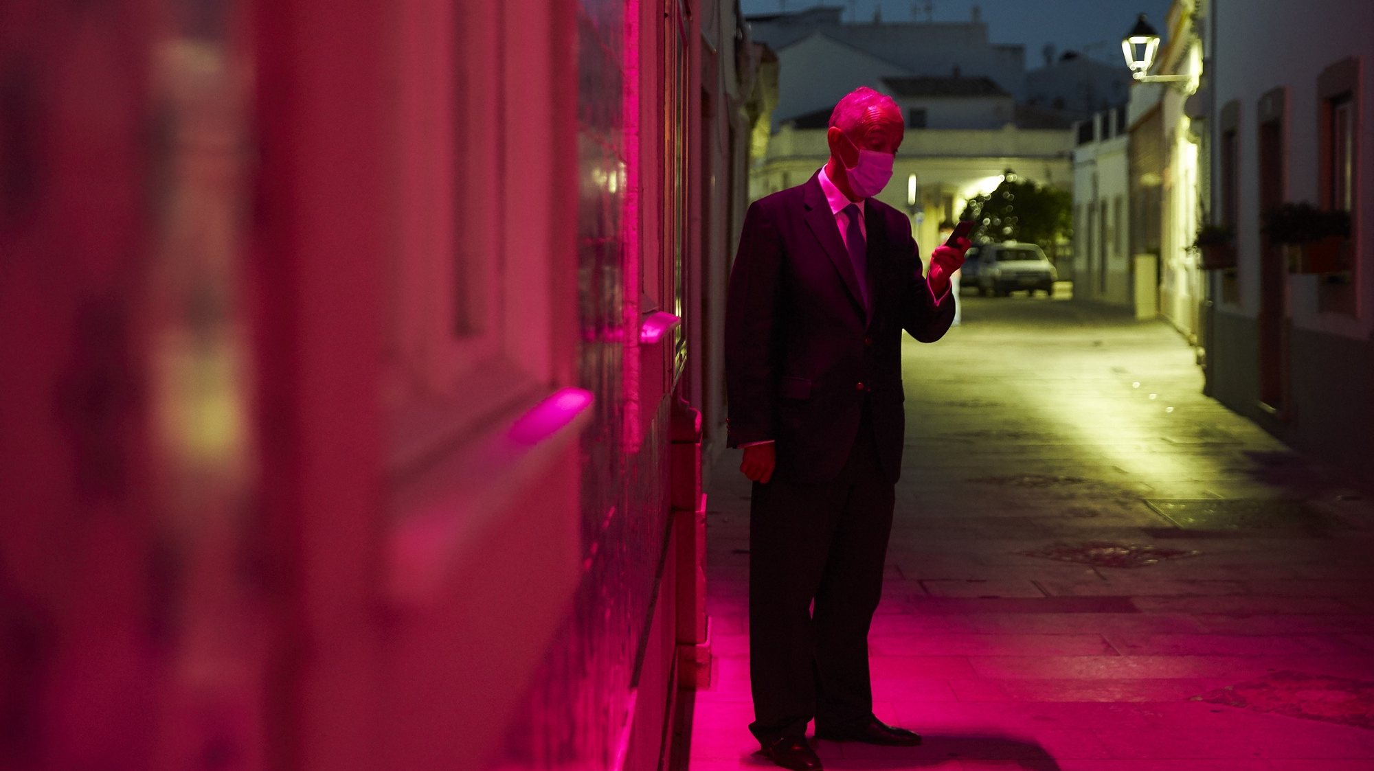 O Presidente da República, Marcelo Rebelo de Sousa, ao telemóvel à porta da Câmara Municipal de São Brás de Alportel, 25 de setembro de 2020. FILIPE FARINHA / LUSA