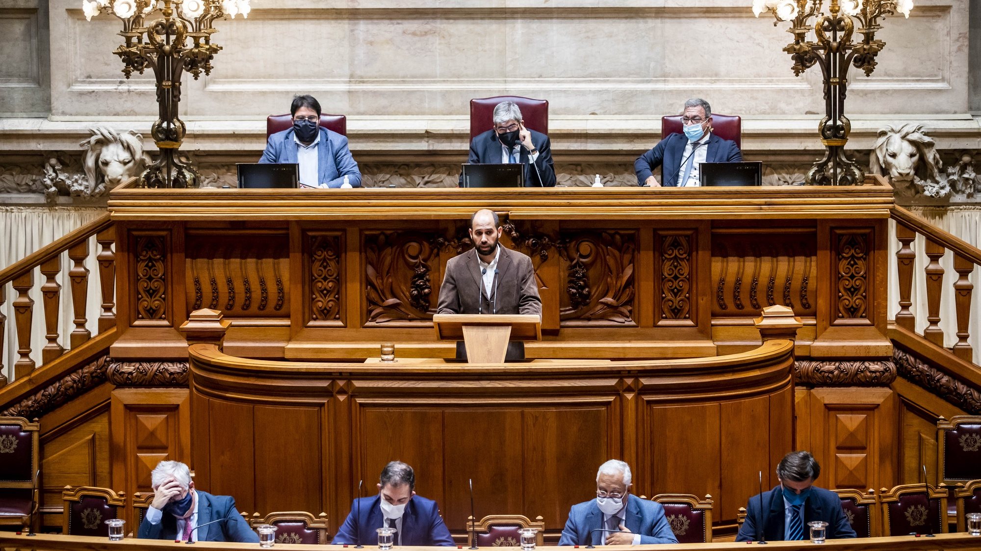 O líder parlamentar do Bloco de Esquerda (BE), Pedro Filipe Soares, intervém durante o debate sobre o pedido de renovação do estado de emergência, na Assembleia da República, em Lisboa, 04 de dezembro de 2020. JOSÉ SENA GOULÃO/LUSA