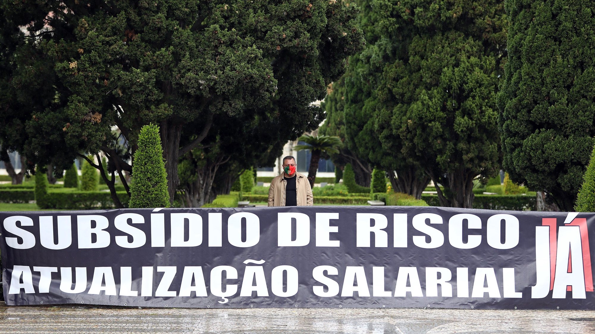 Um agente da Polícia de Segurança Pública (PSP) protesta em frente ao Centro Cultural de Belém numa ação promovida por vários sindicatos reinvindicando a atribuição do subsídio de risco e a atualização das tabelas remuneratórias, em Lisboa, 13 de abril de 2021. ANTÓNIO PEDRO SANTOS/LUSA