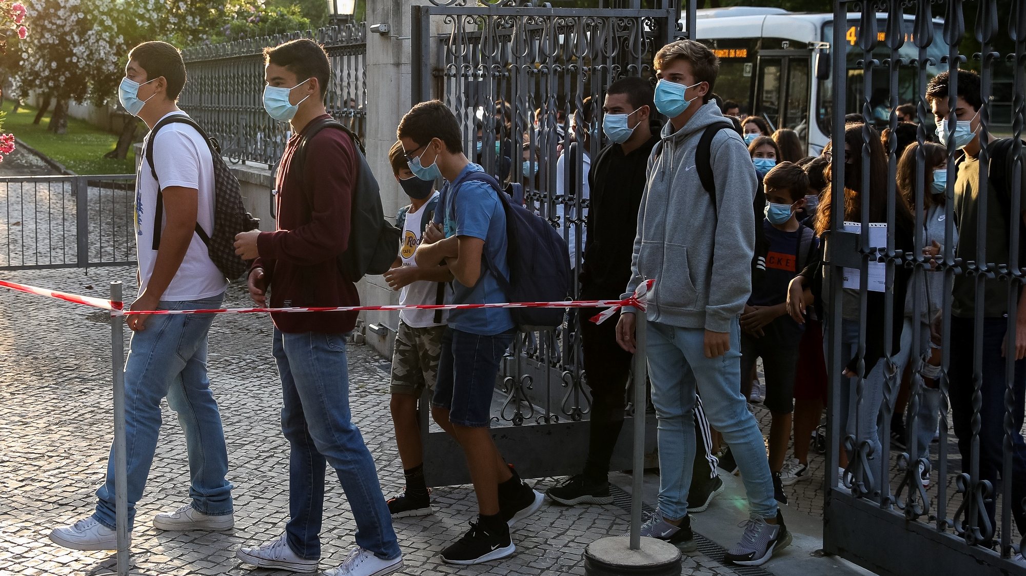 Alunos fazem fila à porta da Escola Secundária Infanta Dona Maria, no dia que assinala o regresso às aulas, com as regras no contexto de pandemia da Covid-19, em Coimbra, 17 de setembro de 2020. PAULO NOVAIS/LUSA