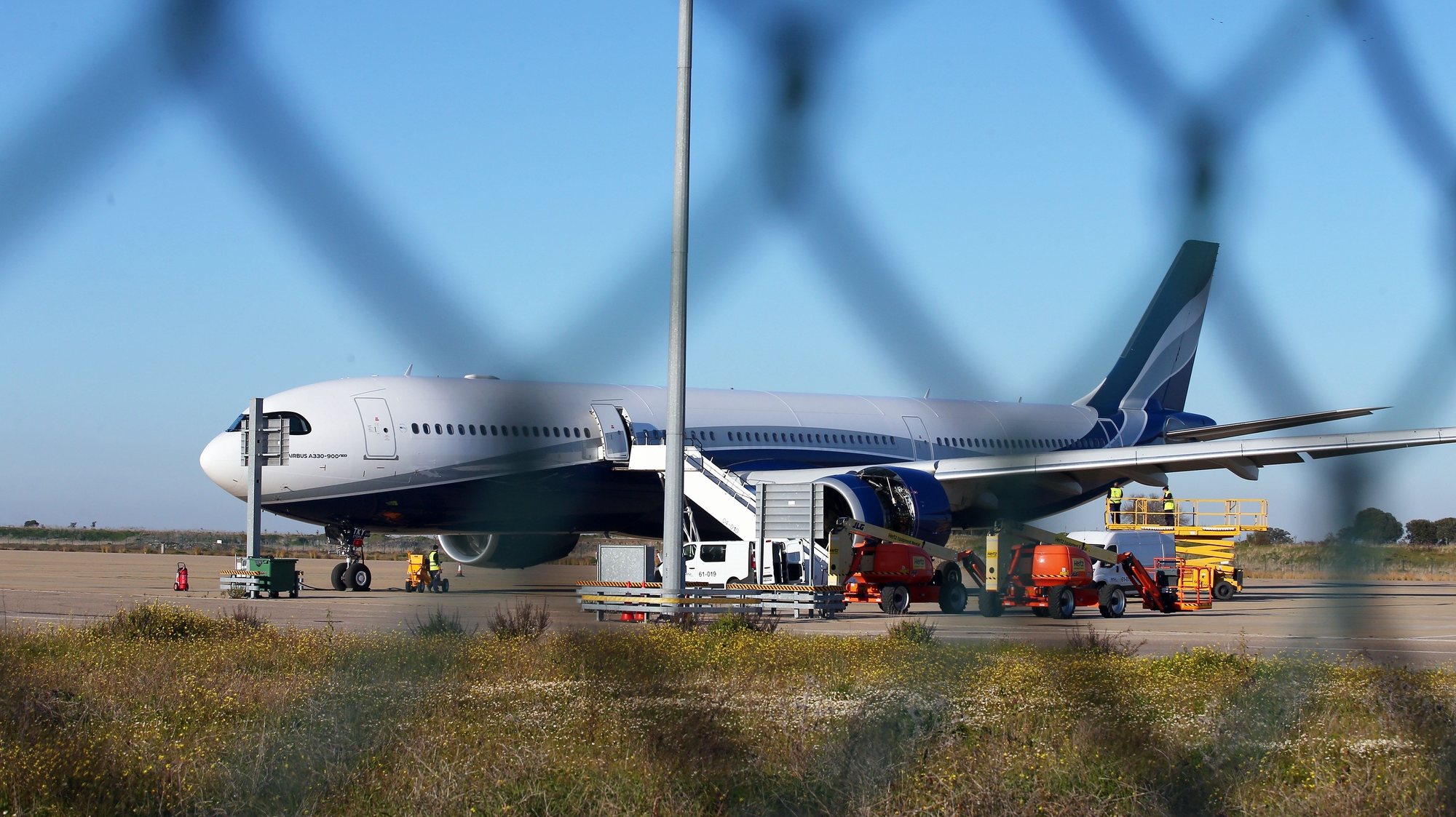 Um avião estacionado no Aeroporto de Beja, 21 de janeiro de 2021. NUNO VEIGA/LUSA