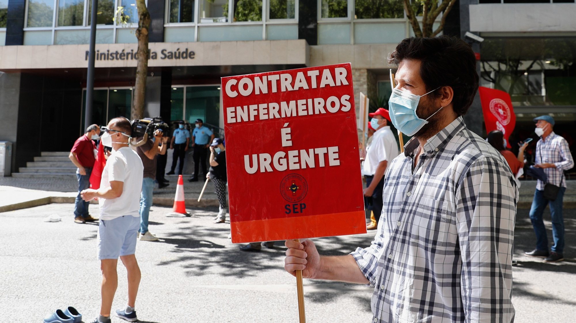 Enfermeiros protestam durante a jornada de ação e luta, organizada pela CGTP-IN, junto ao ministério da Saúde, em Lisboa 01 de julho  de 2021. ANTÓNIO COTRIM/LUSA