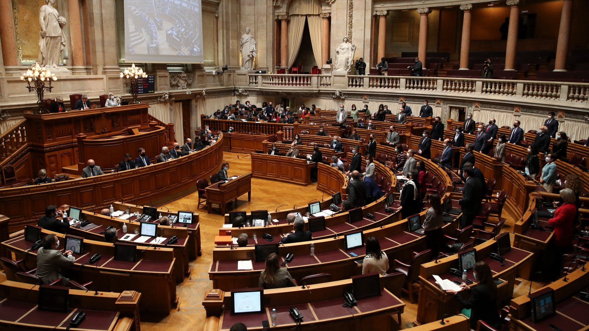 Deputados do Partido Socialista (PS) votam a favor do Orçamento do Estado 2021 (OE2021), na Assembleia da República, em Lisboa, 26 de novembro de 2020. O parlamento aprovou hoje a proposta bloquista de alteração ao Orçamento do Estado que anula a transferência de 476 milhões de euros do Fundo da Resolução destinada ao Novo Banco, com votos favoráveis do PSD, BE, PCP e PAN. MANUEL DE ALMEIDA/LUSA
