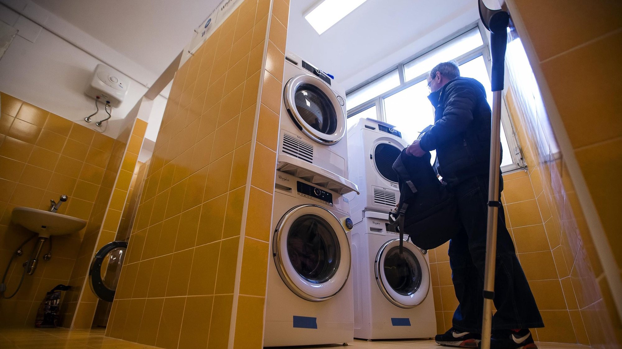 epa05902551 A man fills a dryer with clothes in the &#039;Papa Francesco Laundry&#039;, a free laundry service for poor people, in Rome, Italy, 11 April 2017. The project initiated by Pope Francis and supported by a washing machine brand and a detergent producer is dedicated particularly to homeless people, giving them a place to wash, dry and iron their clothes and blankets.  EPA/ANGELO CARCONI