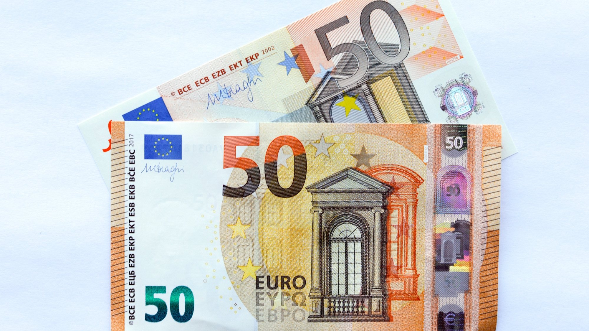 epa05851608 A current (top) a new (bottom) 50 Euro banknotes during a presentation of new 50 Euro banknotes in the German Federal Bank (Bundesbank) headquarters in Frankfurt am Main, Germany, 16 March 2017. The new banknotes will enter circulation on 04 April 2017.  EPA/ALEXANDER BECHER