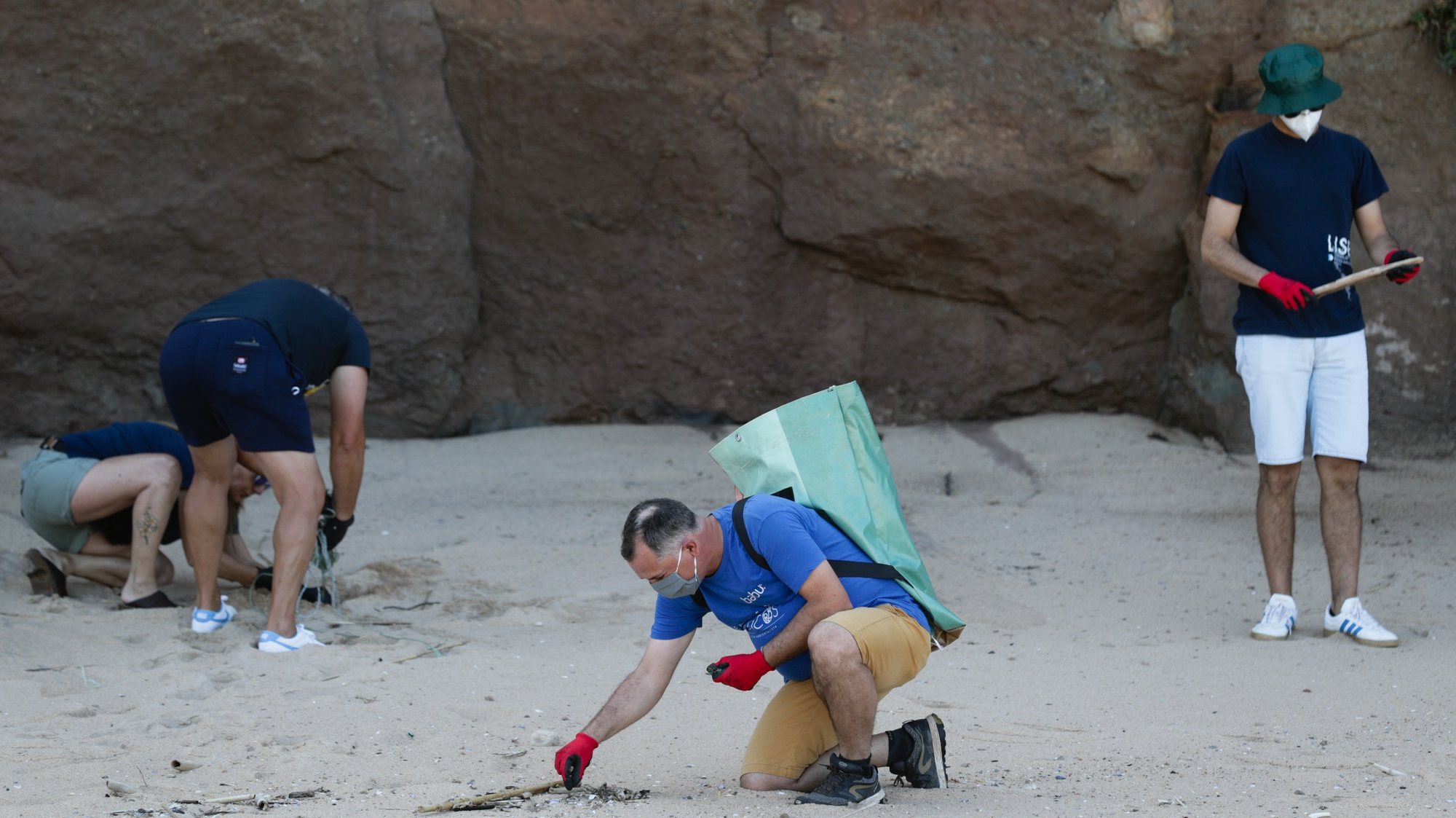 Voluntários da associação ambiental &quot;Oceanos sem Plásticos&quot; fizeram a primeira ação de recolha de lixo e plásticos pós confinamento, na praia do Amanhã em Santa Cruz, Mafra, 17 de maio de 2020. TIAGO PETINGA/LUSA