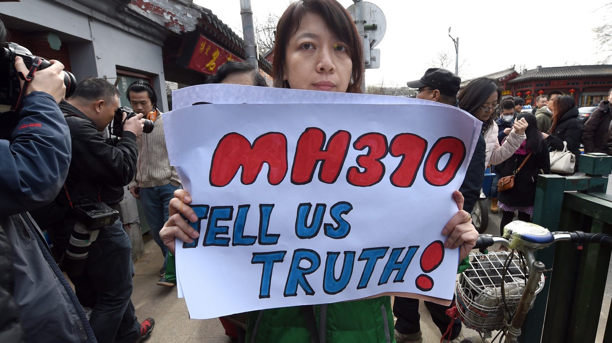 Os familiares dos passageiros do MH370 têm insistido com o governo malaio para que continue as buscas