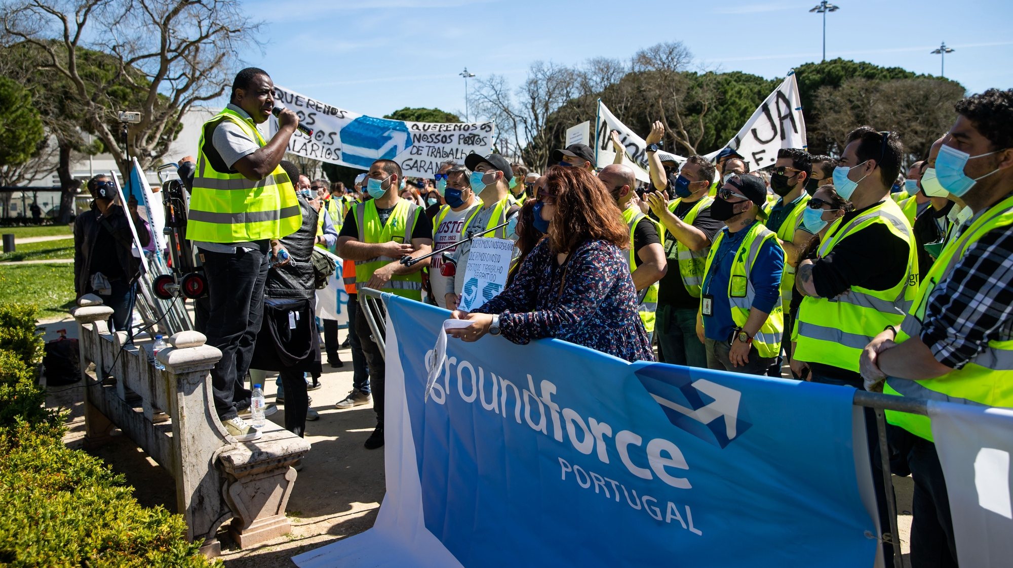 Manifestação de trabalhadores da SPdH/Groundforce convocada pelo movimento SOS handling, em protesto pelo não pagamento de salários e os despedimentos anunciados, em frente ao Palácio de Belém, em Lisboa, 15 de  março de 2021. JOSÉ SENA GOULÃO/LUSA