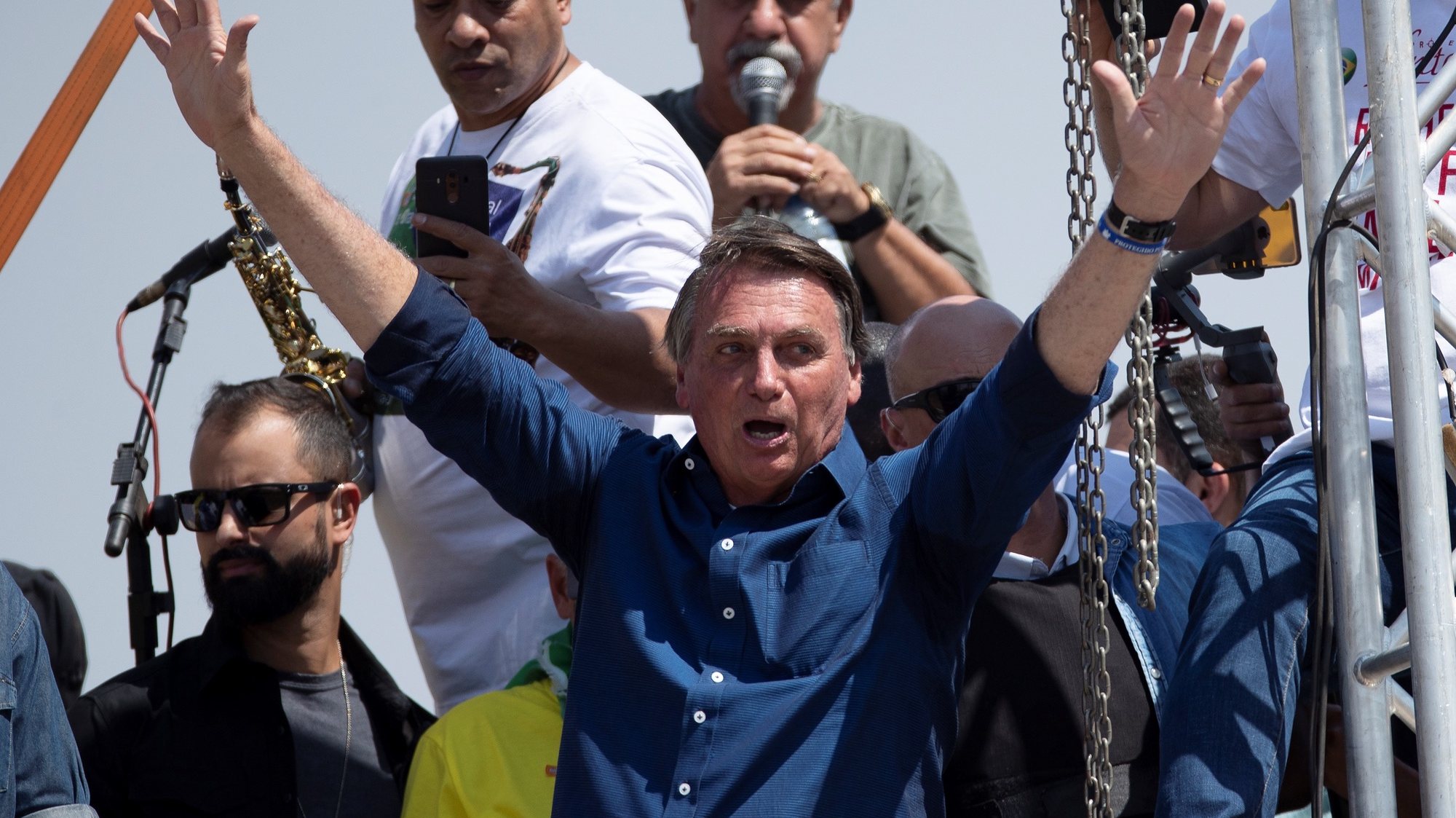 epa09453690 The President of Brazil Jair Bolsonaro greets his followers during an act of Government for the day of independence, in Brasilia, Brazil, 7 September 2021. In addition to the demonstrations called by the extreme right, opposition groups also take to the streets this 07 September, as Brazil celebrates the anniversary of its independence.  EPA/Joedson Alves