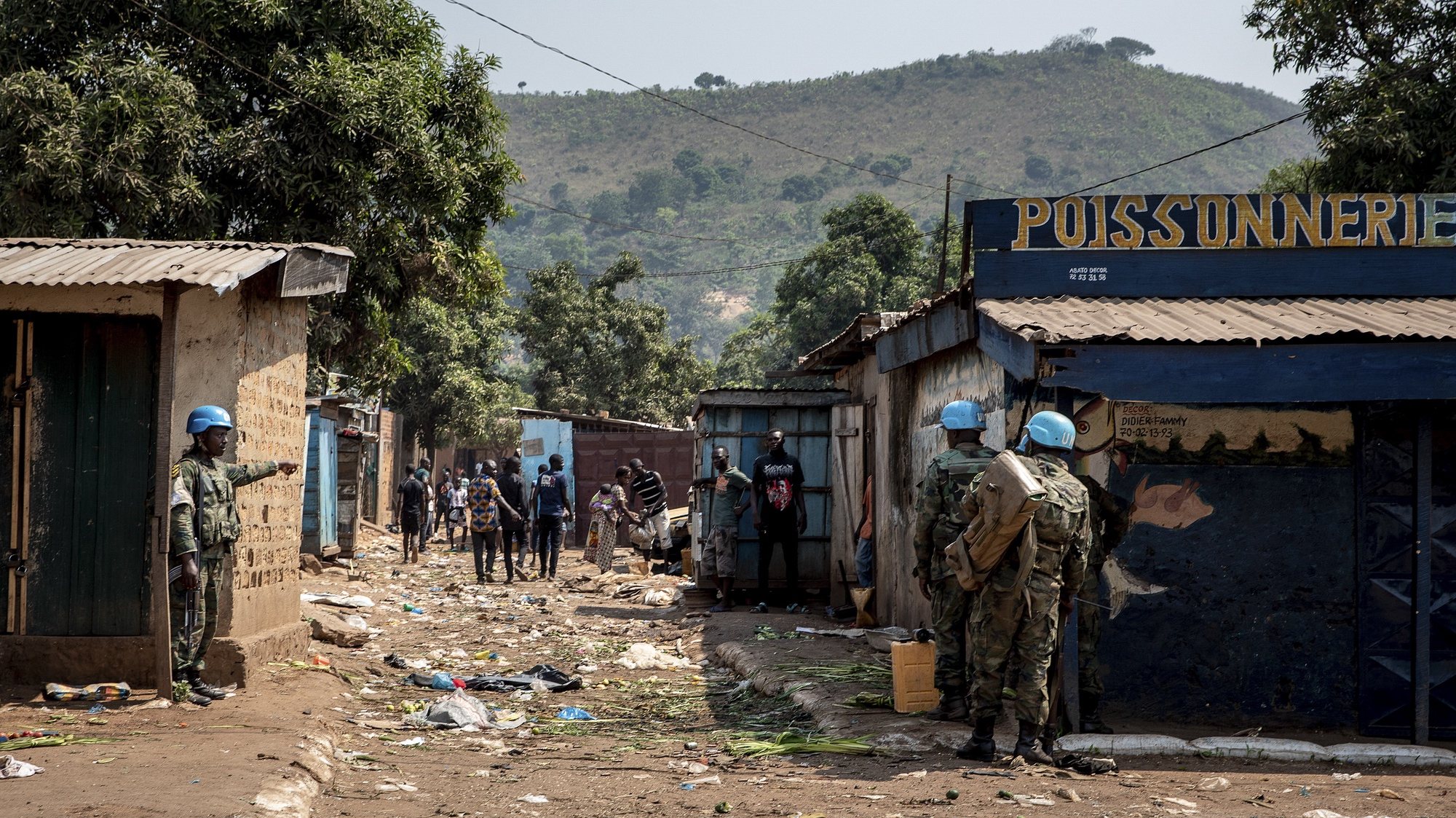 Forças da Missão de Estabilização Multidimensional Integrada da ONU na República Centro-Africana (Minusca) patrulham após ataque de rebeldes. 22 de janeiro de 2021 EPA/ADRIENNE SURPRENANT
