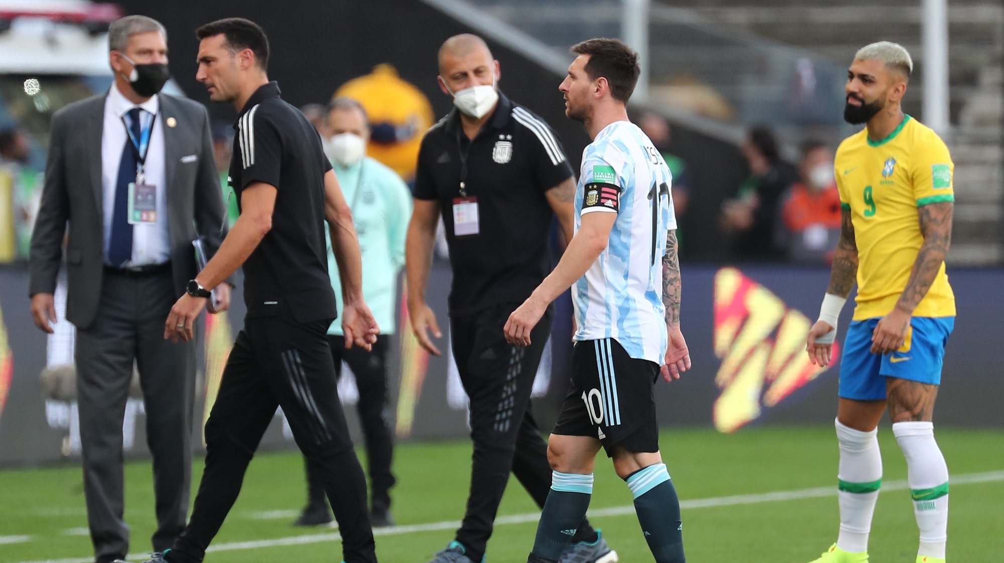 epa09450168 Argentina&#039;s coach Lionel Scaloni (L) and Lionel Messi exit the pitch after Brazilian health officials stopped the South American qualifier soccer match for the Qatar 2022 World Cup between Brazil and Argentina at Arena do Sao Paulo stadium in Sao Paulo, Brazil, 05 September 2021.  EPA/Sebastiao Moreira