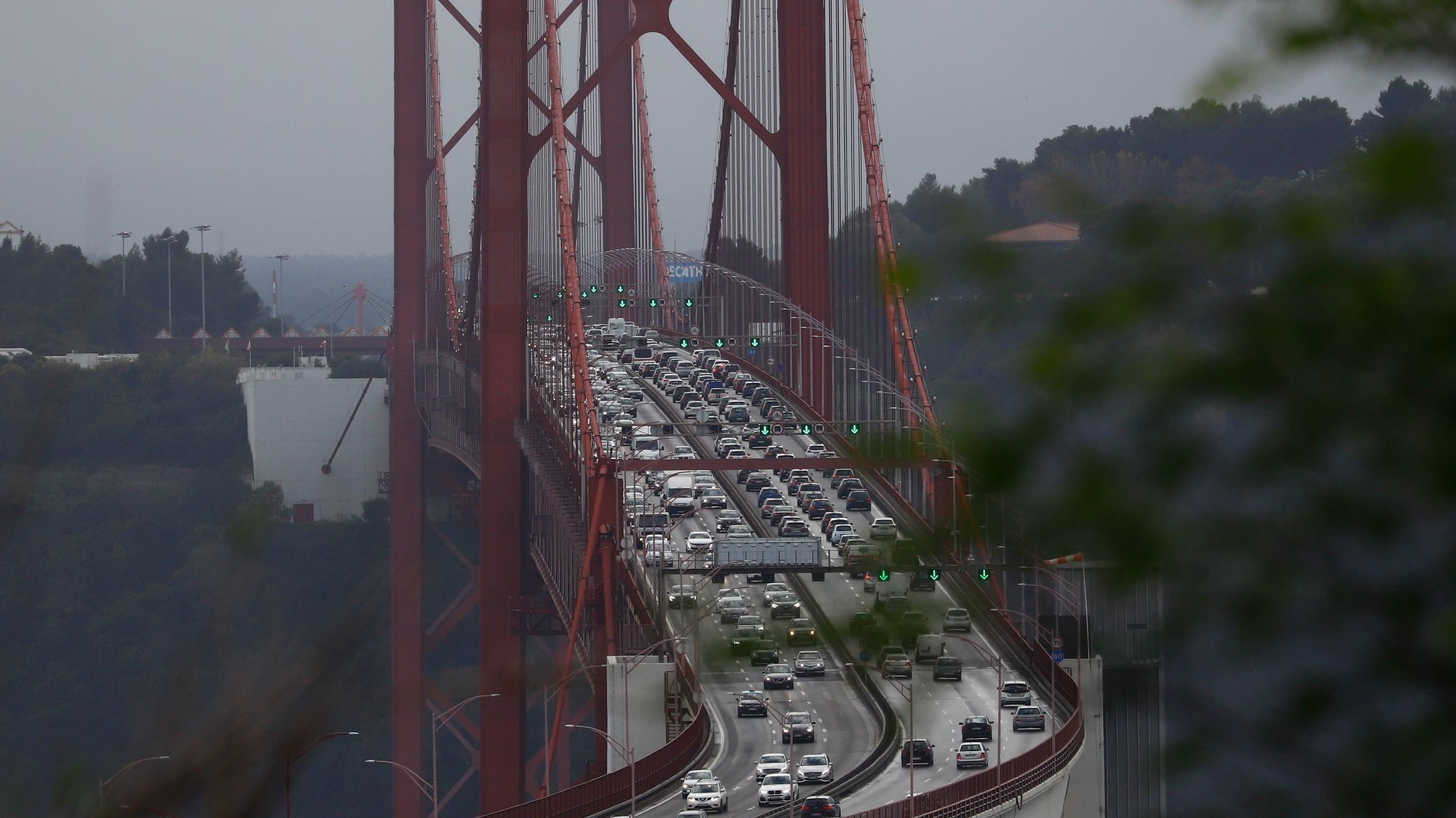 Trânsito na Ponte 25 de Abril, Lisboa, 26 de outubro de 2022. CARLOS M. ALMEIDA/LUSA