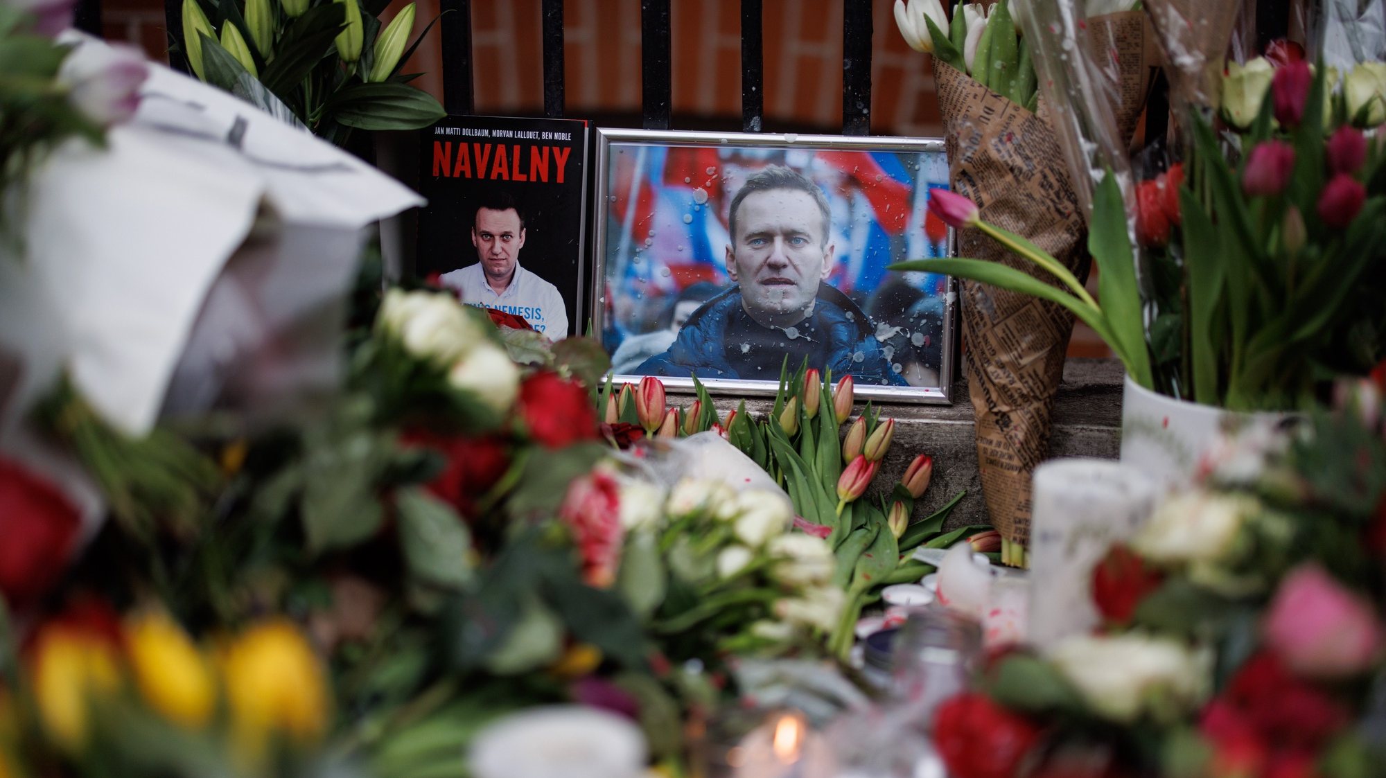 epa11161220 Floral tributes left for the late Russian opposition leader Alexei Navalny outside the Russian Embassy in London, Britain, 17 February 2024. Russian opposition leader and outspoken Kremlin critic Alexei Navalny has died aged 47 in a penal colony, the Federal Penitentiary Service of the Yamalo-Nenets Autonomous District announced on 16 February 2024. In late 2023 Navalny was transferred to an Arctic penal colony considered one of the harshest prisons.  EPA/TOLGA AKMEN