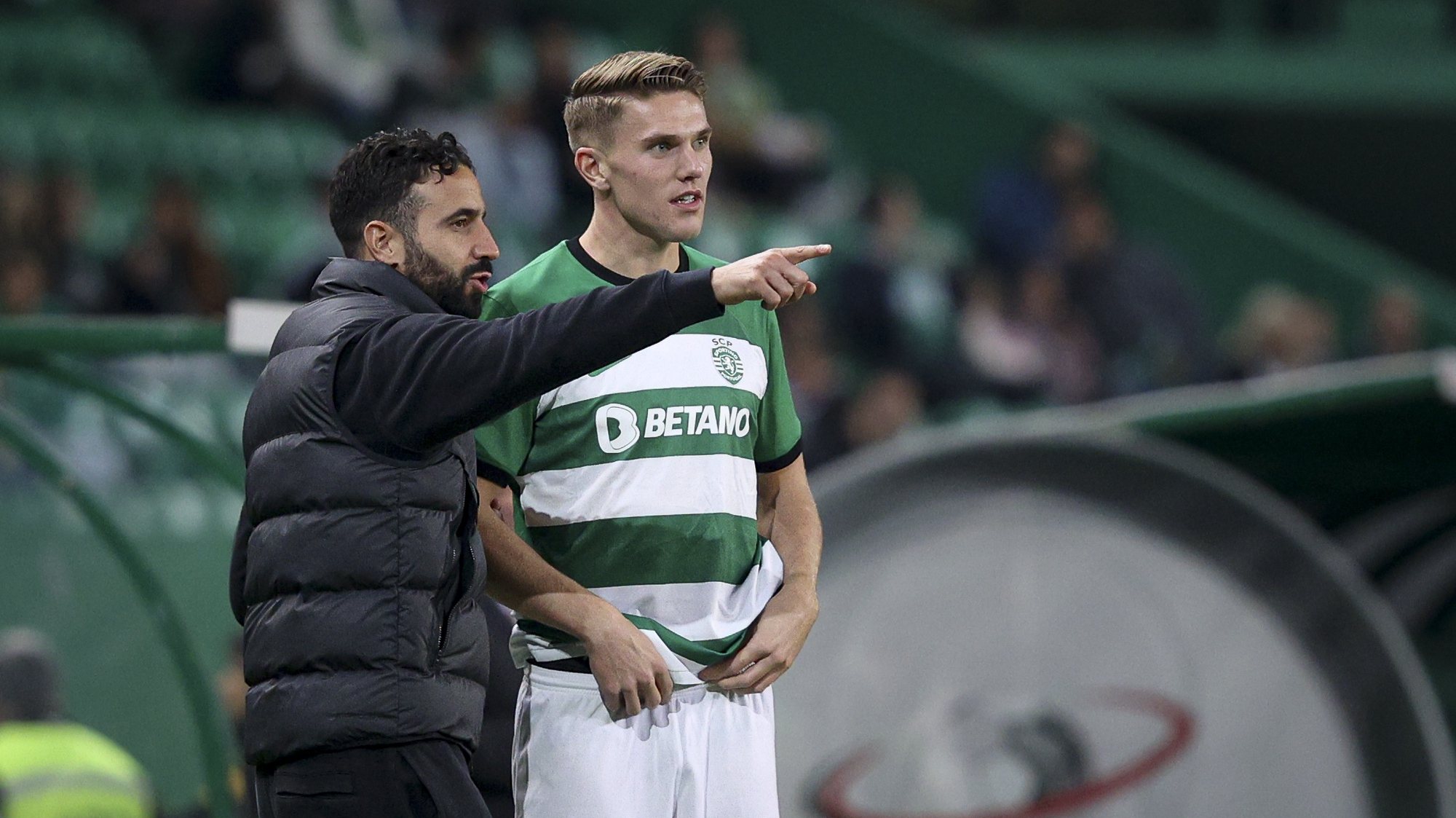 Sporting head coach Ruben Amorim gives instructions to his player Viktor Gyokeres during their Portugal Soccer Cup round four match against Dumiense, held at Alvalade stadium, in Lisbon, Portugal, 26 November 2023. FILIPE AMORIM/LUSA