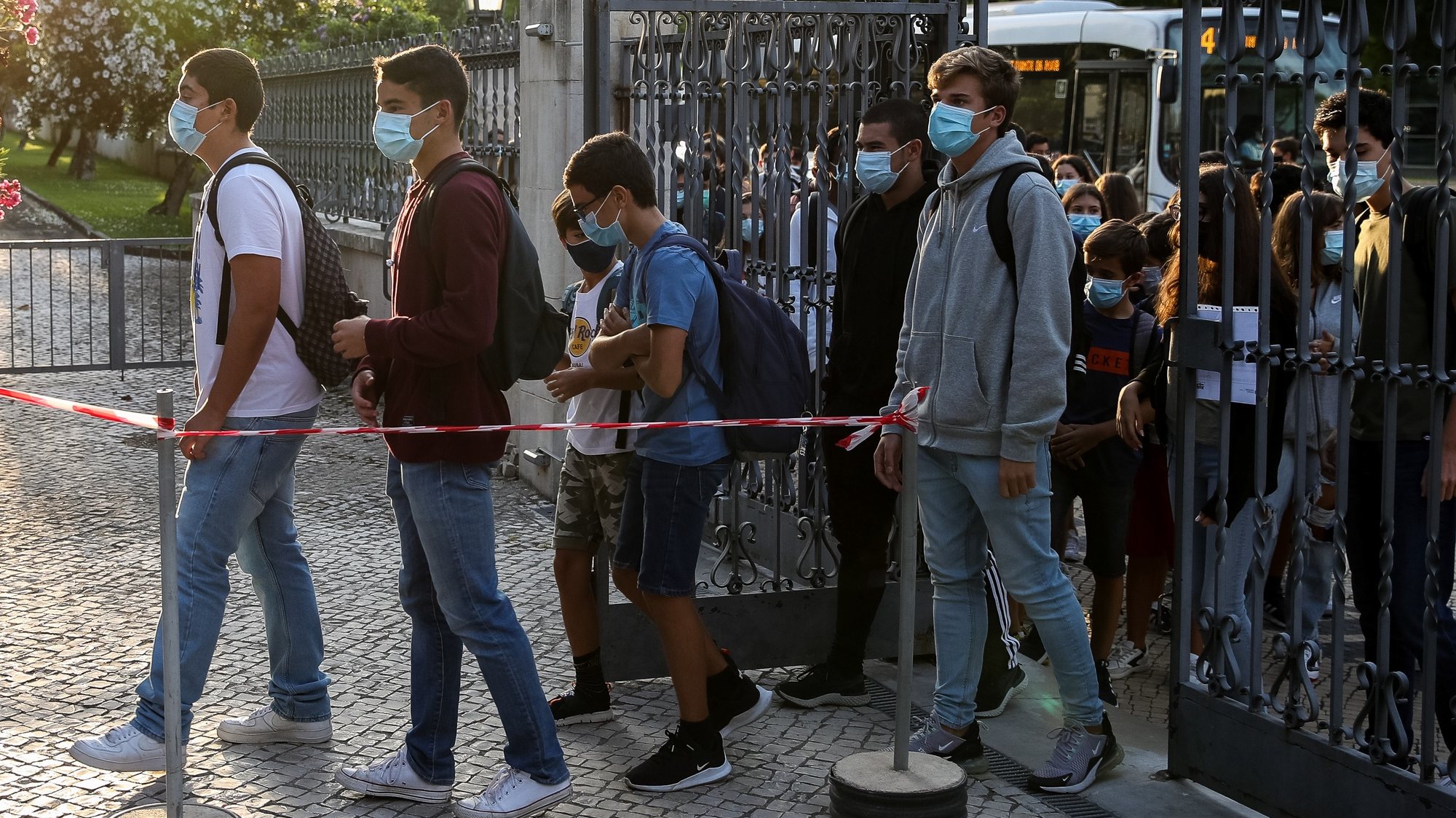 Alunos fazem fila à porta da Escola Secundária Infanta Dona Maria, no dia que assinala o regresso às aulas, com as regras no contexto de pandemia da Covid-19, em Coimbra, 17 de setembro de 2020. PAULO NOVAIS/LUSA