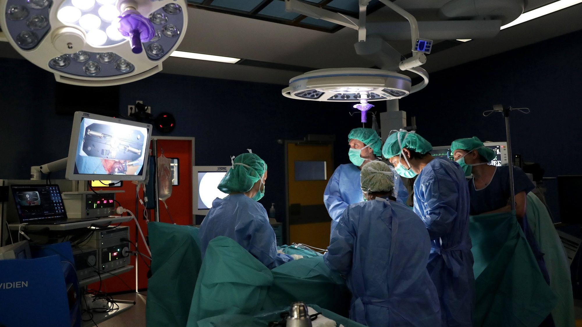 A equipa liderada pelo cirurgião Hélder Ferreira realiza uma cirurgia &quot;inovadora&quot; e minimamente invasiva no tratamento de malformações uterinas e vaginais que afeta uma em cada 4.500 jovens mulheres, no Centro Materno Infantil do Norte, no Porto, 15 de julho de 2019. (ACOMPANHA TEXTO DE 17/07/2019)  ESTELA SILVA/LUSA