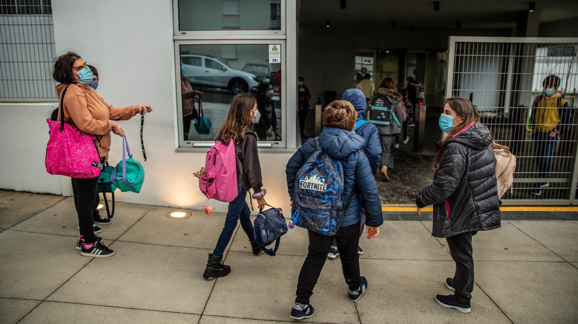 Estudantes à entrada para as aulas na escola EBI Canto da Maia, Ponta Delgada