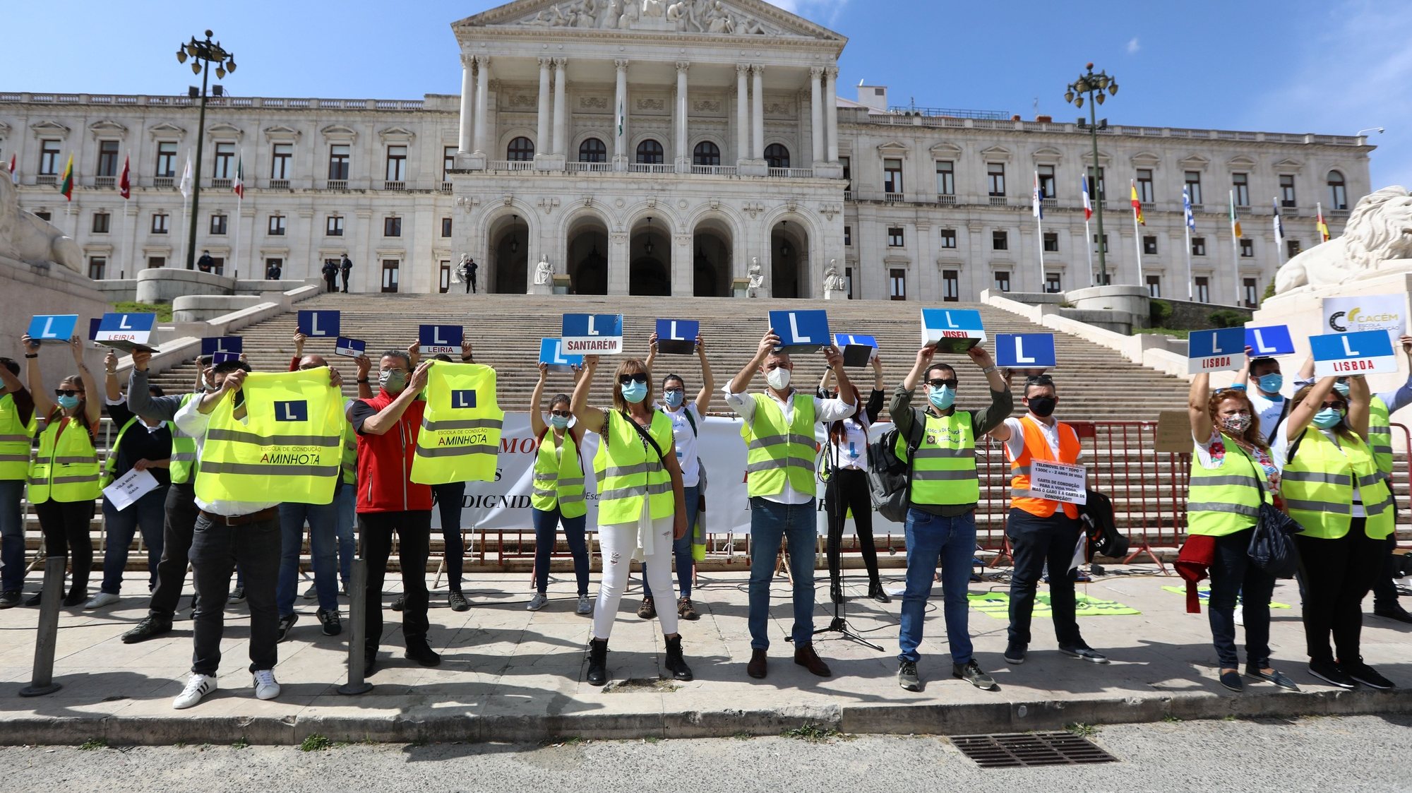 Proprietários e instrutores de escolas de condução, manifestam-se durante um protesto organizado por um grupo de proprietários para exigir a abertura imediata das escolas e apoios do Estado, em frente da Assembleia da República, em Lisboa, 25 de março de 2021. ANTÓNIO COTRIM/LUSA
