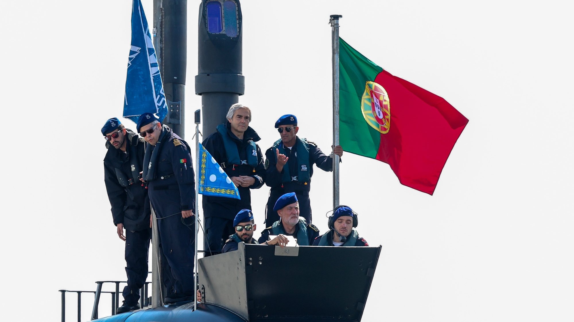 O ministro da Defesa Nacional, Nuno Melo (3-E), acompanhado pelo chefe do Estado-Maior da Armada, almirante Henrique Gouveia e Melo (3-D), durante a cerimónia de receção do submarino NRP Arpão, após uma missão ao serviço da NATO, no Atlântico Norte, que decorreu na  Base Naval do Alfeite, em Almada, 19 de junho de 2024.  ANTÓNIO COTRIM/LUSA