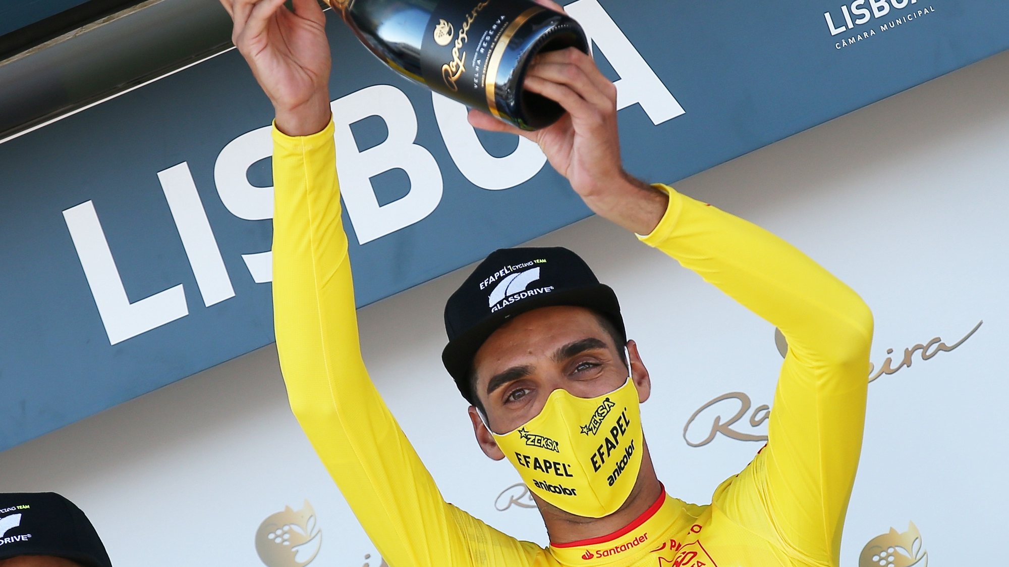 O ciclista da equipa Efapel, Rafael Reis, festeja no pódio a conquista da primeira camisola amarela de líder, após vencer o prólogo da 82ª Volta a Portugal em Bicicleta, com a distância de 5,4 km, em Lisboa, 04 de agosto de 2021. NUNO VEIGA/LUSA